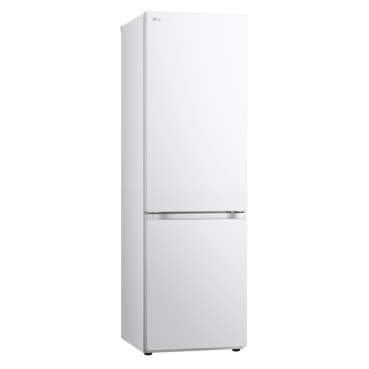 Witte LG koelkast. Hij heeft twee deuren, de vriezer zit onder. LG logo bovenaan.