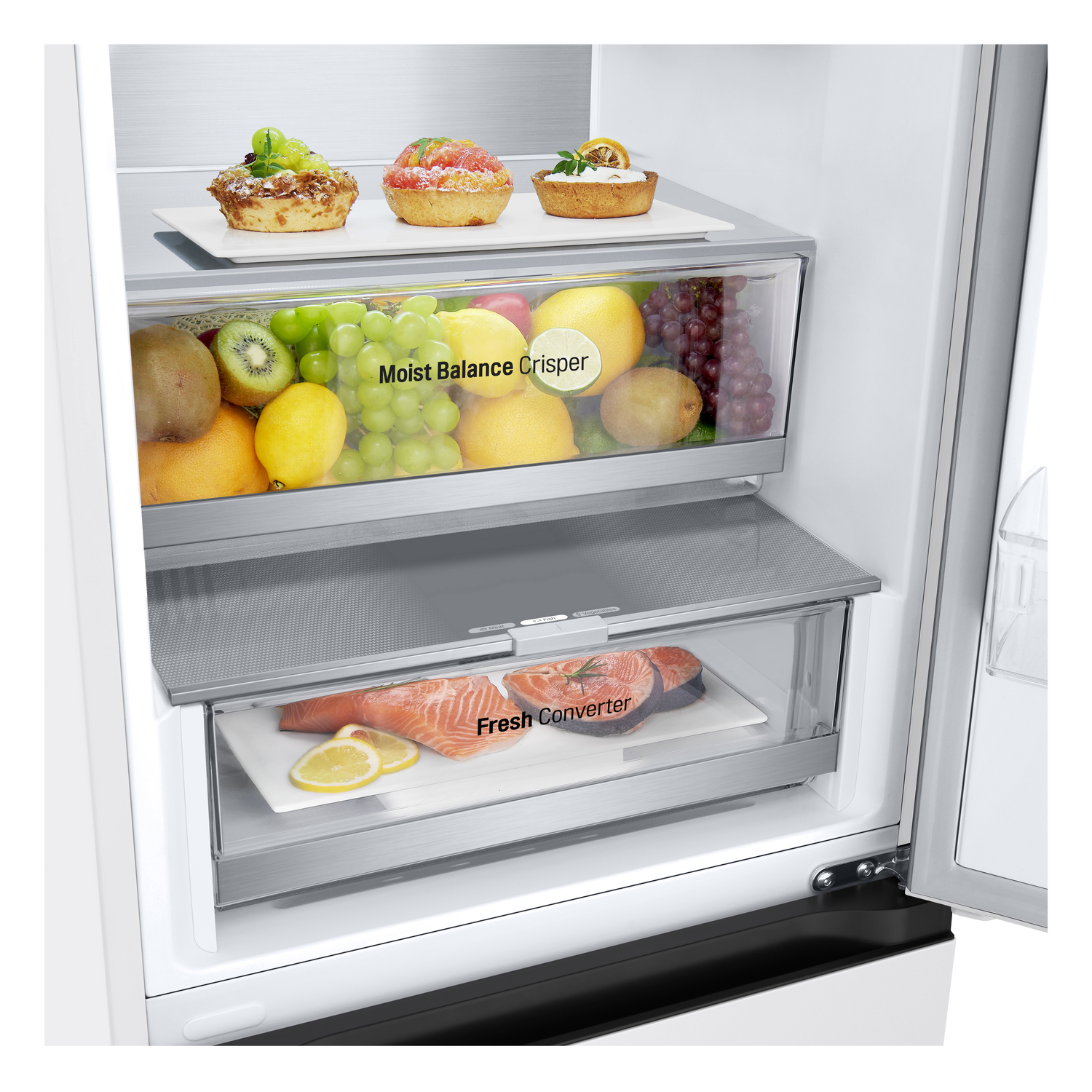 Interieur van een koelkast met voedsel. Fruit, groenten en zalm zijn zichtbaar in de laden.