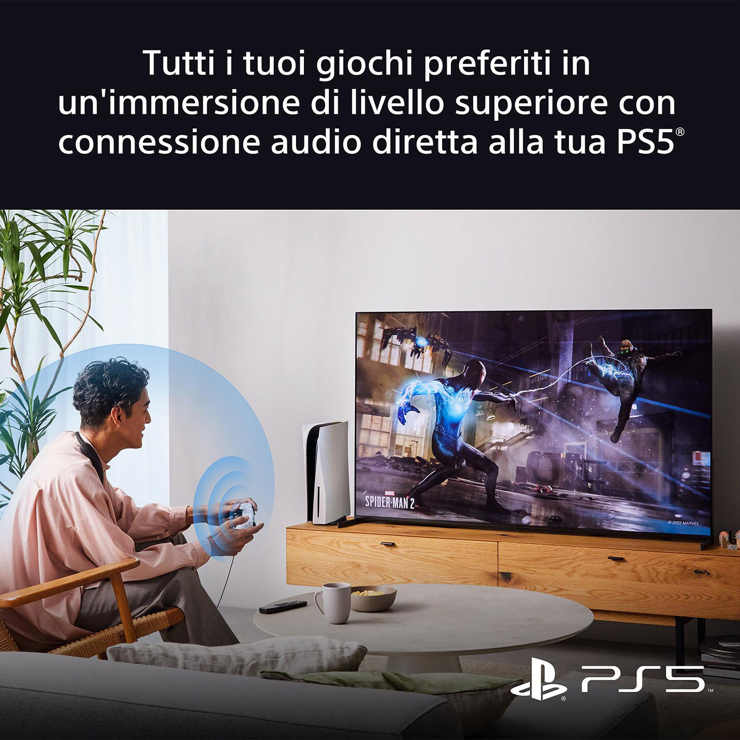 Un uomo gioca ai videogiochi su una TV, accanto a una console PS5.