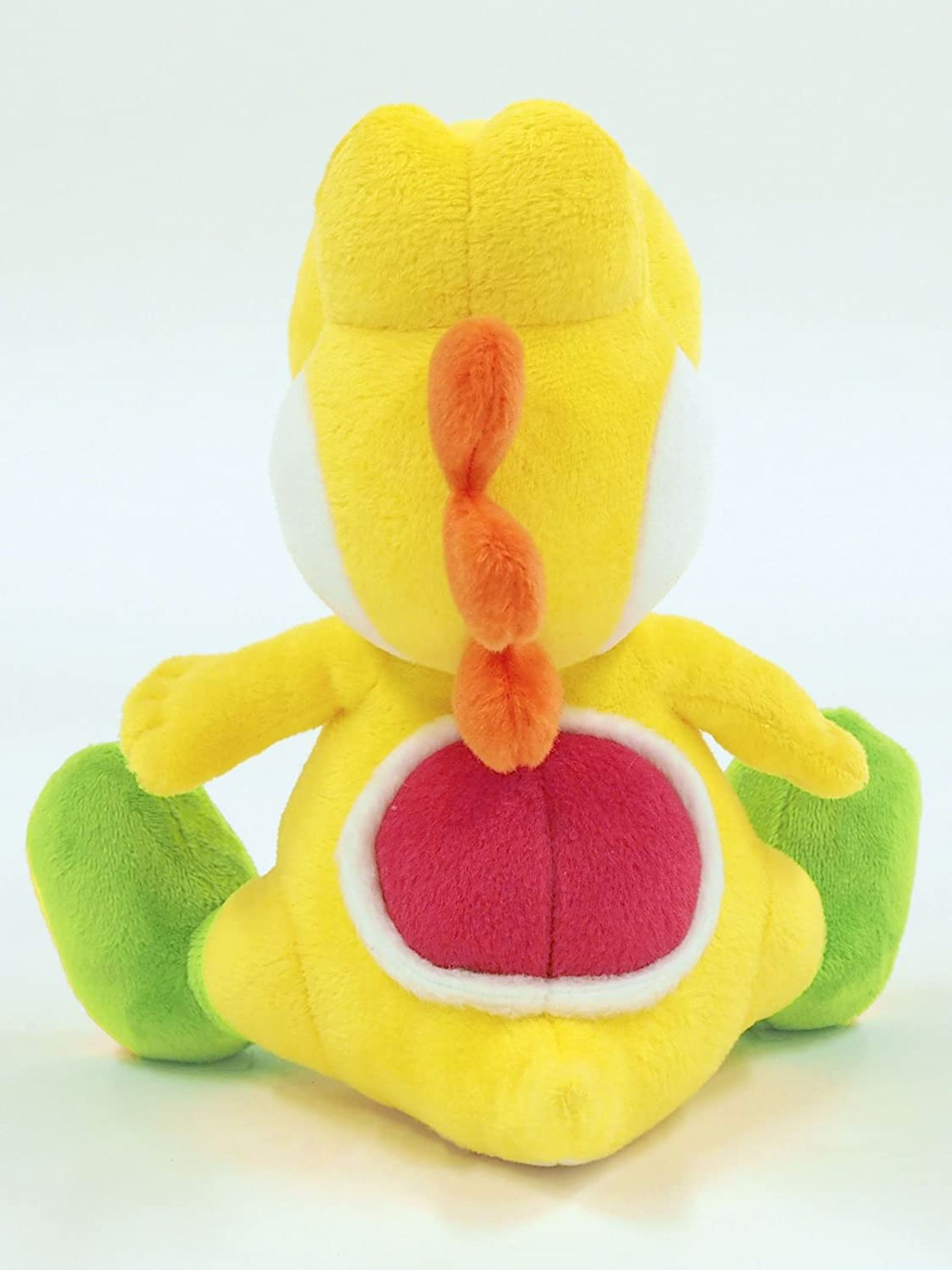 Gelbes Yoshi-Plüschtier mit rotem Bauch, orangefarbener Wirbelsäule, grünen Schuhen, hinten.