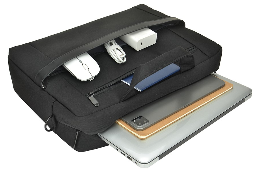 Fekete laptop táska nyitva, benne: laptop, egér, töltő és tablet. Fehér háttér.