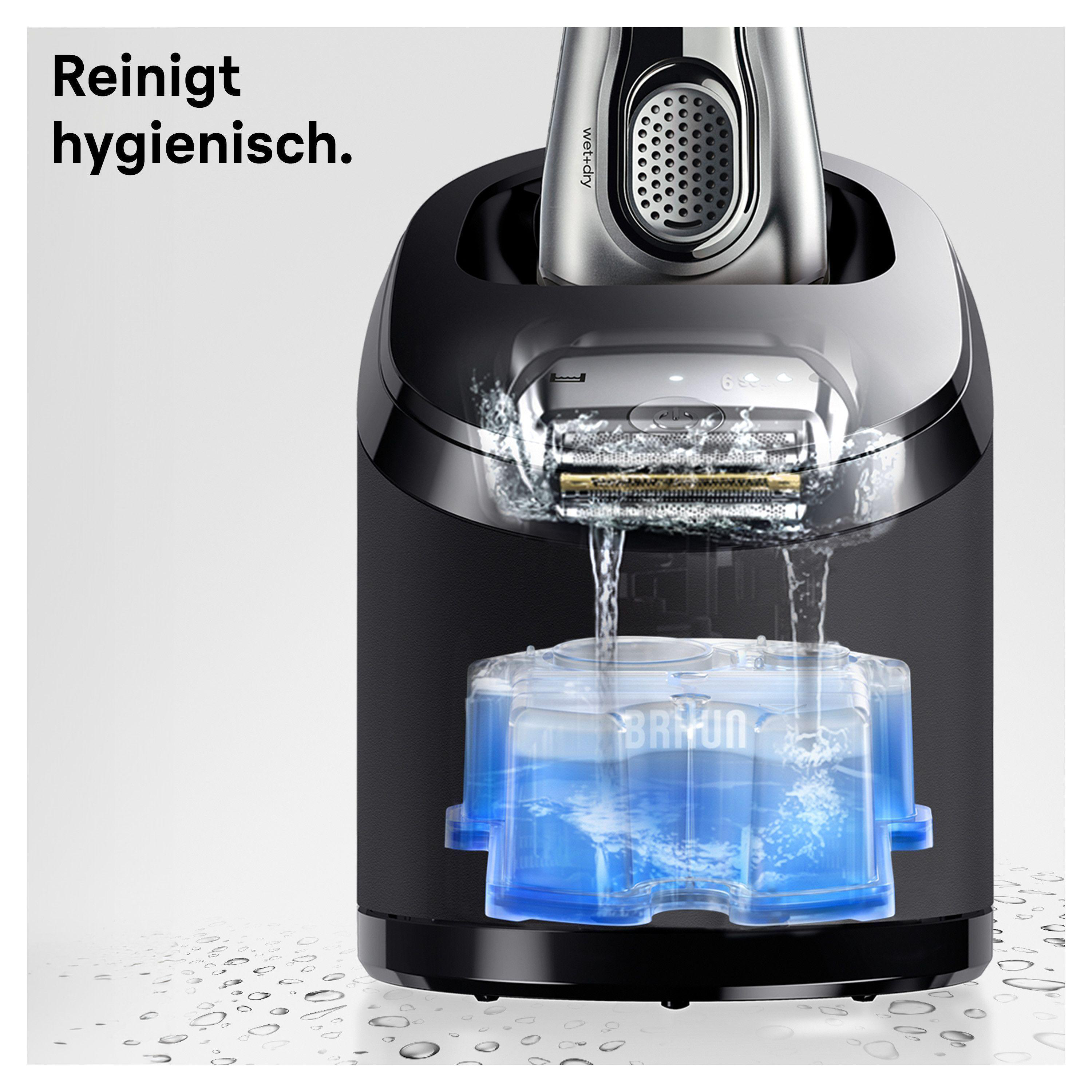 Nahaufnahme einer schwarzen Braun Rasierer-Reinigungsstation. Wasser fließt durch den Reinigungskopf.