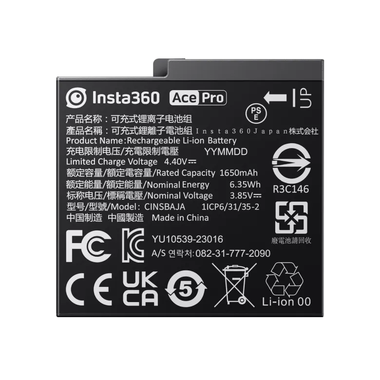 Un paquete de baterías negro Insta360 Ace Pro con texto y símbolos, incluido un símbolo de reciclaje.