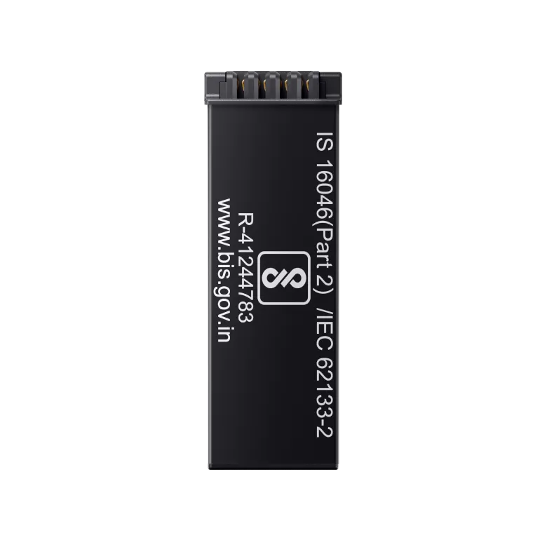 Un pequeño dispositivo rectangular negro con texto y un logo sobre un fondo negro.