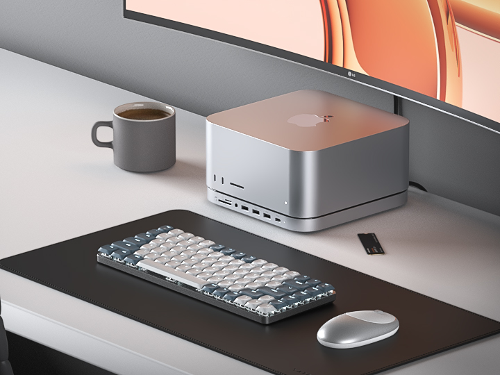Ein Schreibtisch-Setup mit Computer, Tastatur, Maus und einer Kaffeetasse.