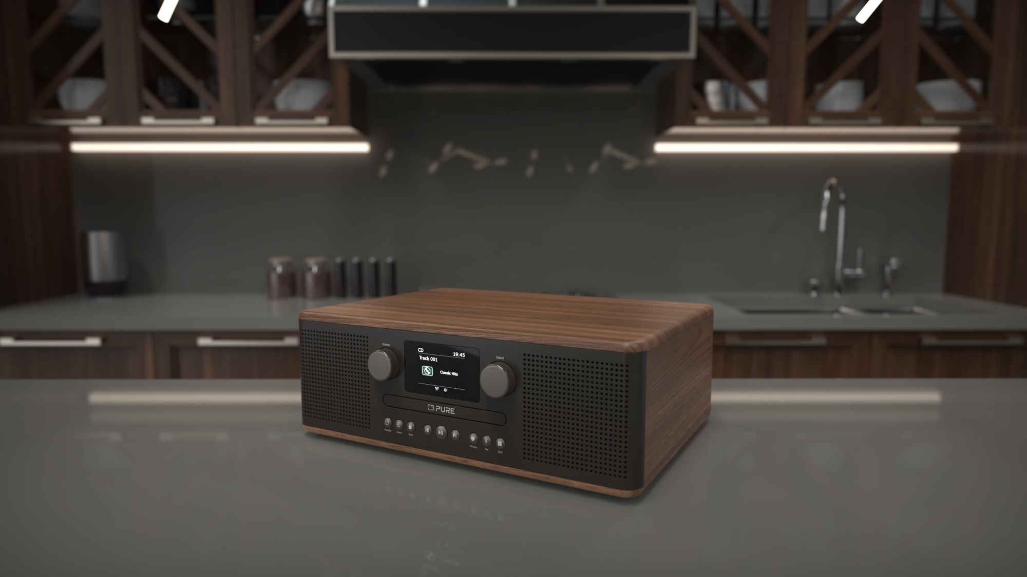 Une radio en bois est posée sur un comptoir devant un fond flou.