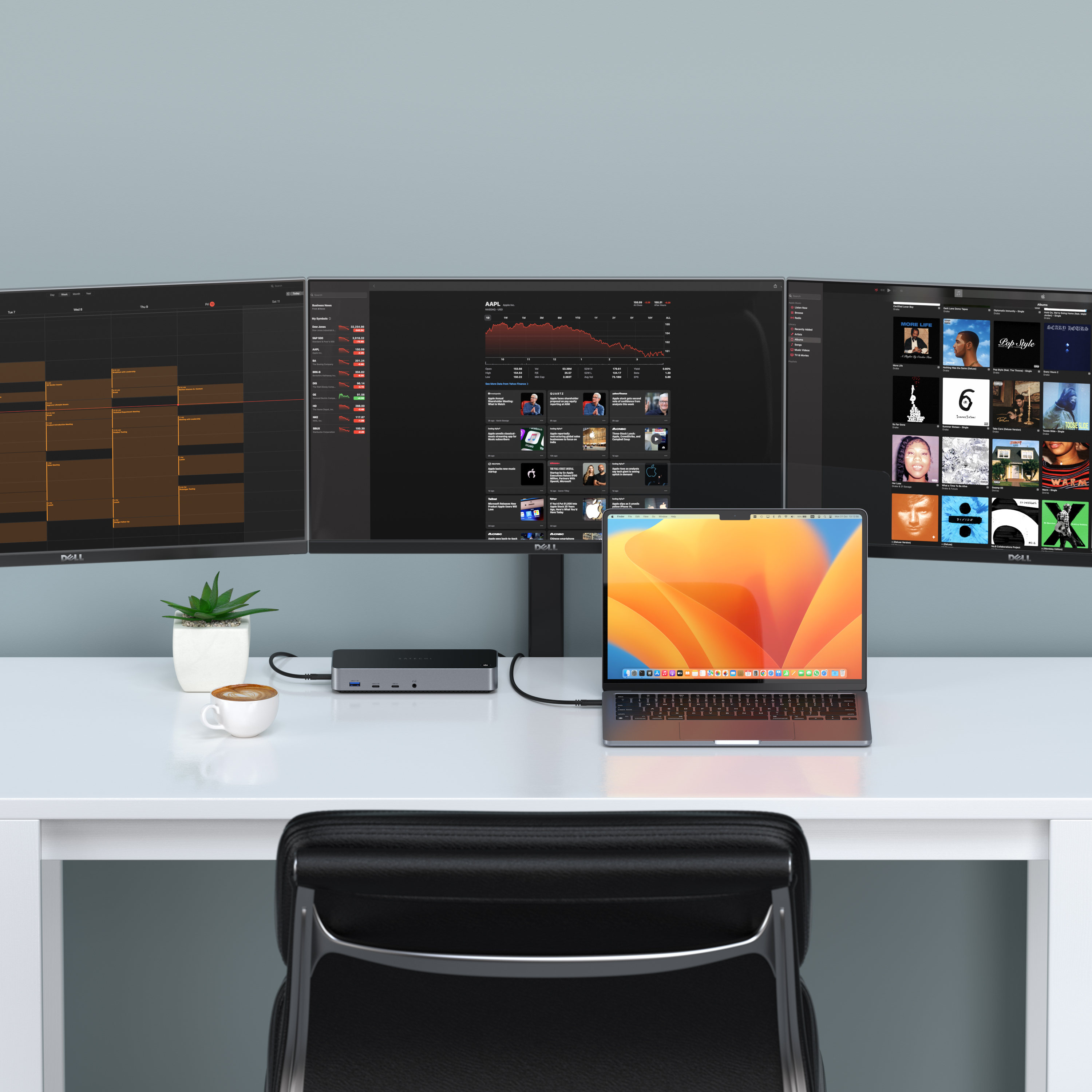 Ein Schreibtisch mit drei Monitoren, einem Laptop, einem Hub, einer Pflanze und einer Tasse Kaffee.