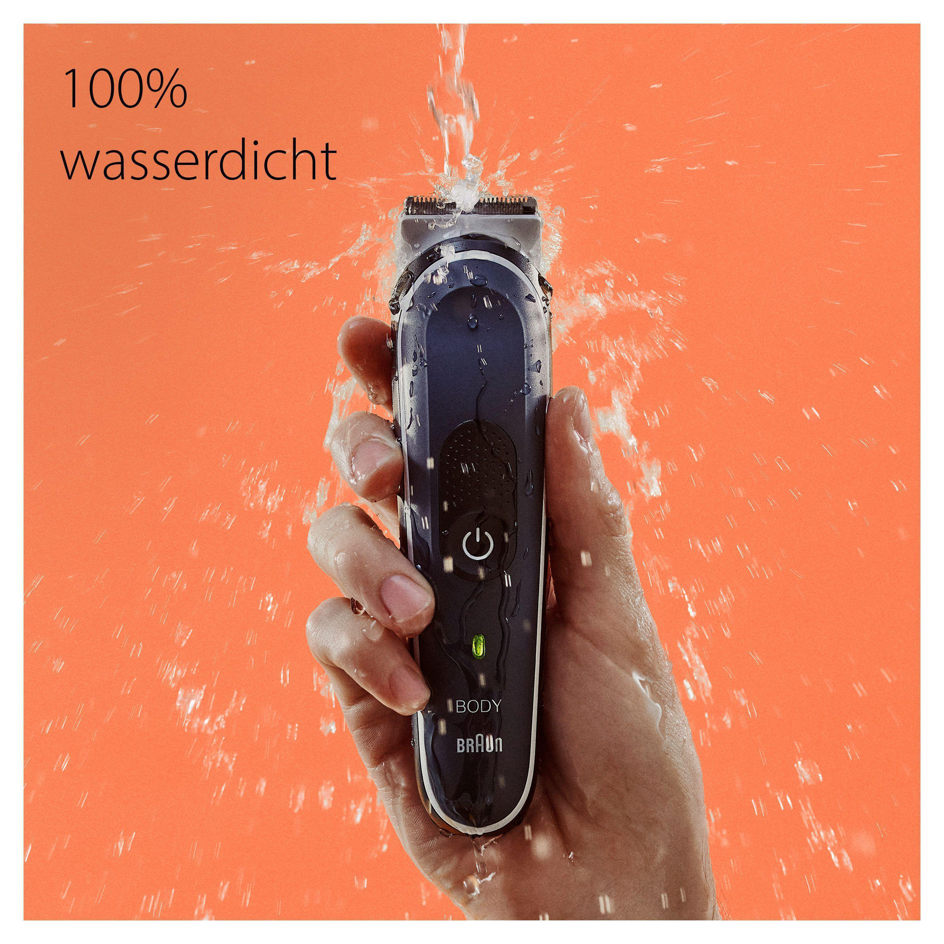 Hand hält blauen/schwarzen Rasierer unter fließendem Wasser auf orangefarbenem Grund.