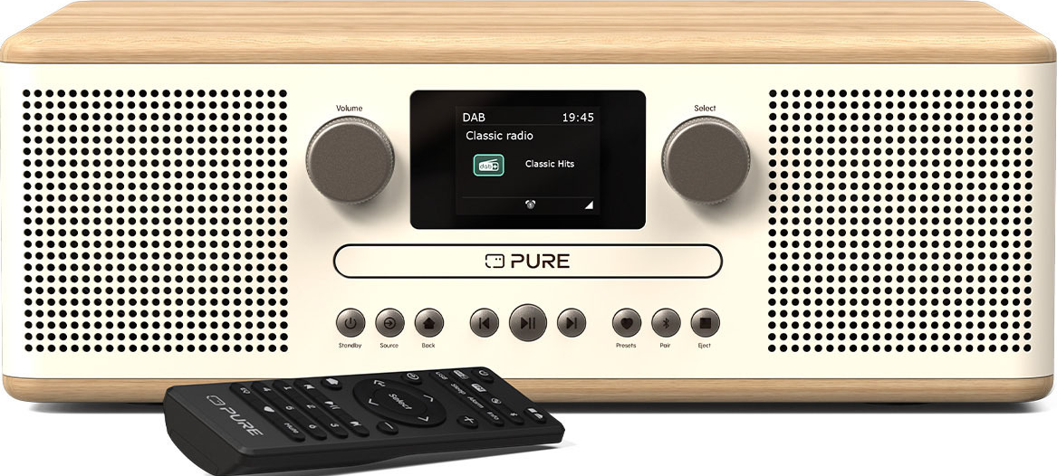 Une radio en bois et crème avec un écran et des boutons, ainsi qu'une télécommande en bas.