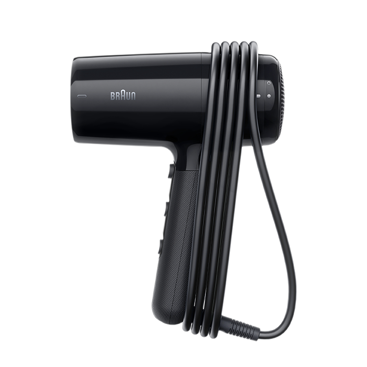 Schwarzer Braun Haartrockner mit umwickeltem Kabel. Weißer Hintergrund.