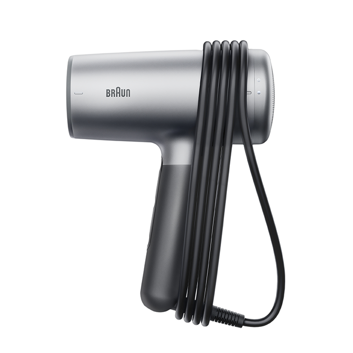 Ein silberner Braun-Haartrockner mit schwarzem Griff und umwickeltem Kabel.