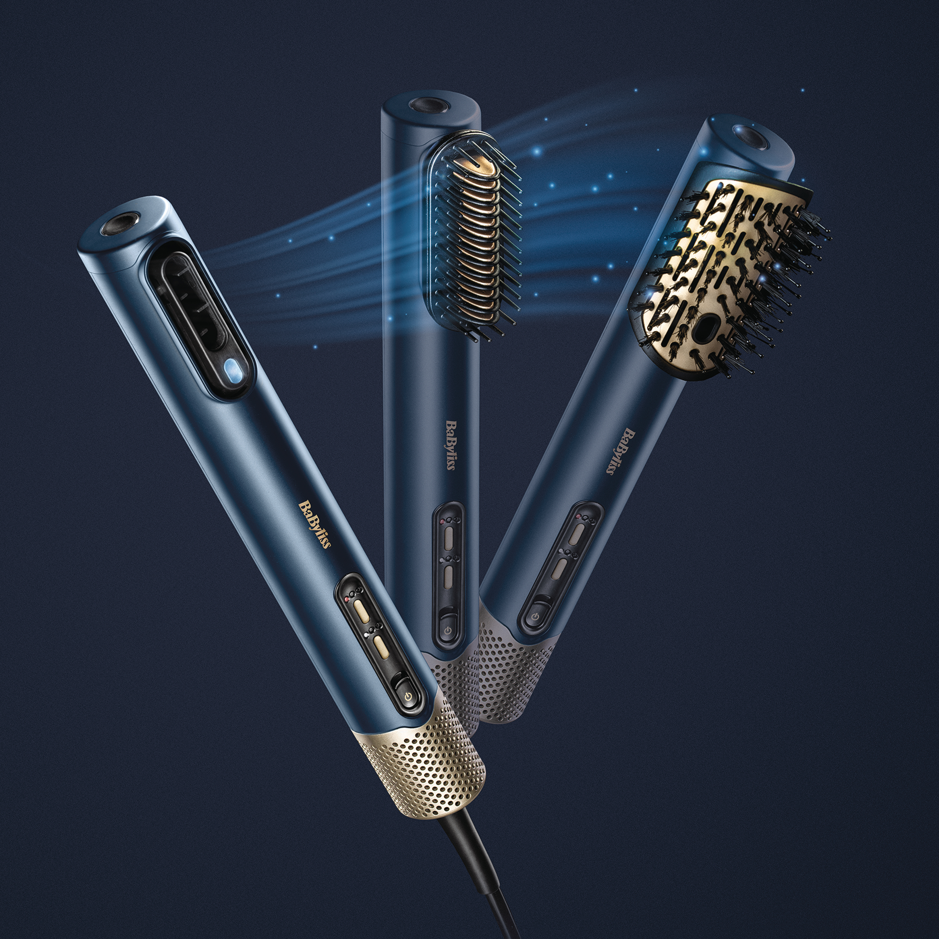 Drei Babyliss Haarstyler in verschiedenen Positionen, mit blau-goldenen Details, vor dunklem Hintergrund.