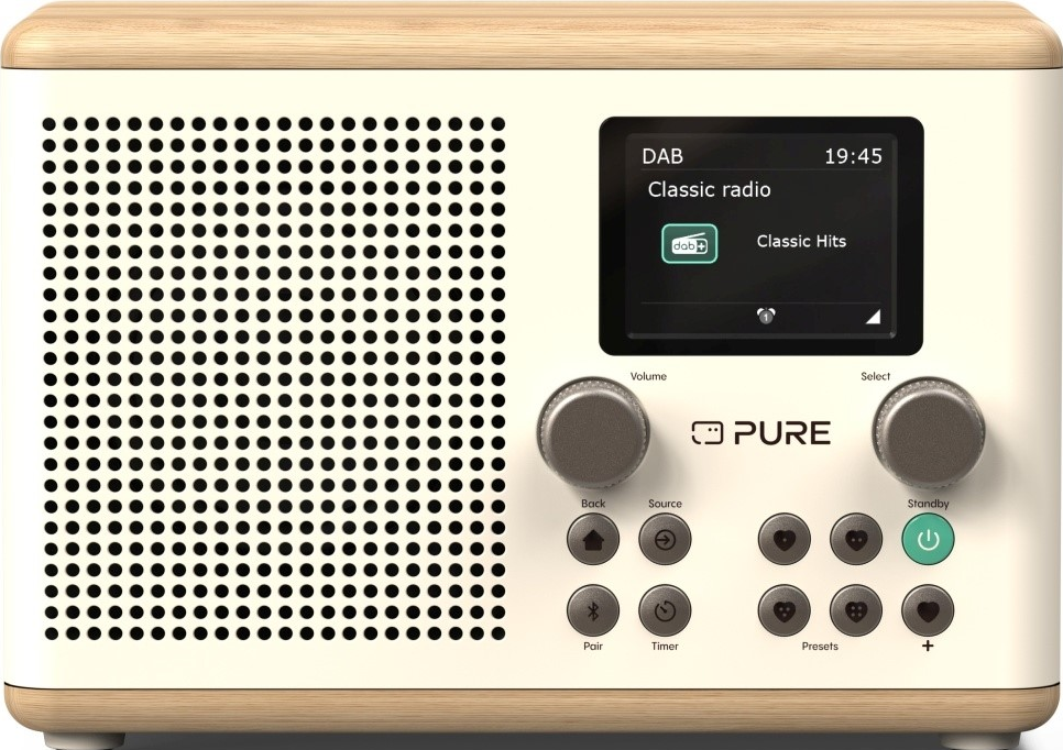 Ein weißes und holzfarbenes Radio mit Bildschirm, Knöpfen und Lautsprecherlöchern. Der Bildschirm zeigt DAB-Radioinformationen an.