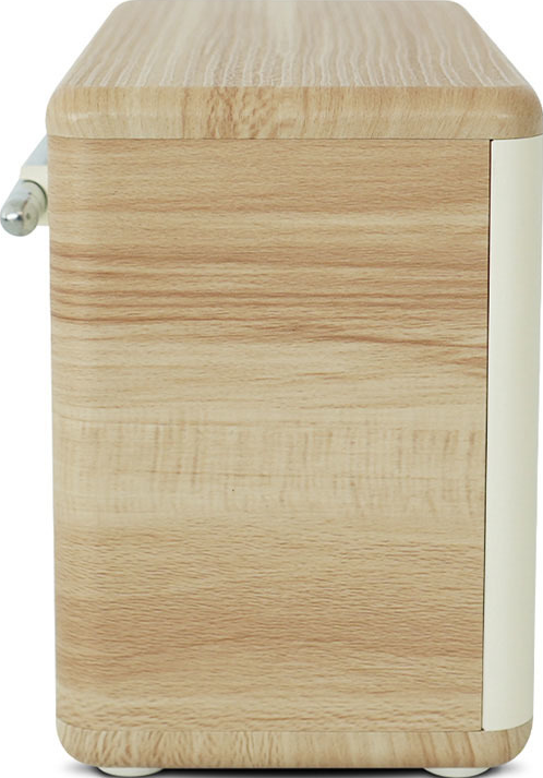 Eine hölzerne Spieluhr mit einem silbernen Griff und einer weißen Seitenwand.