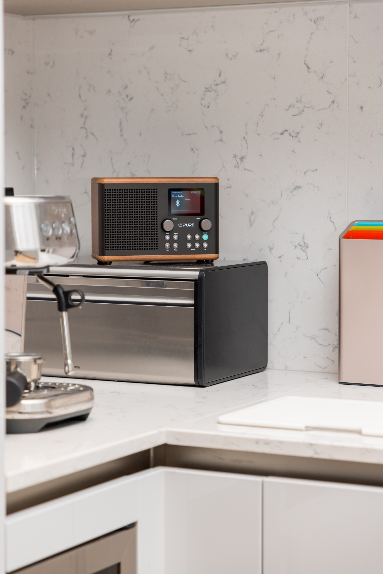 Plan de travail de cuisine avec radio, grille-pain et machine à expresso.