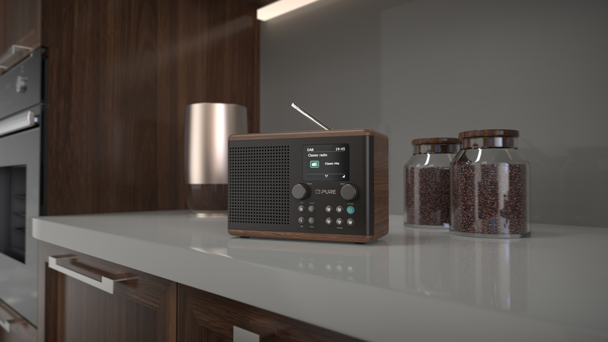 Radio en bois sur un comptoir avec des bocaux et une lampe.