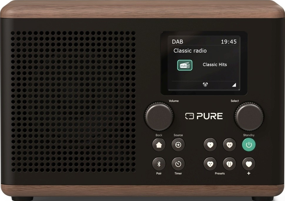 Une radio Pure marron et noire. L'écran affiche des informations. L'arrière-plan est de couleur neutre.