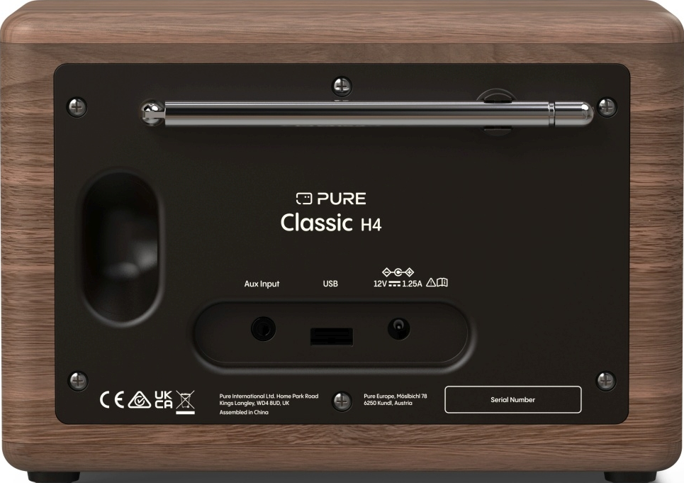 Dos d'une radio Pure Classic H4 en bois. Avec entrées et antenne.