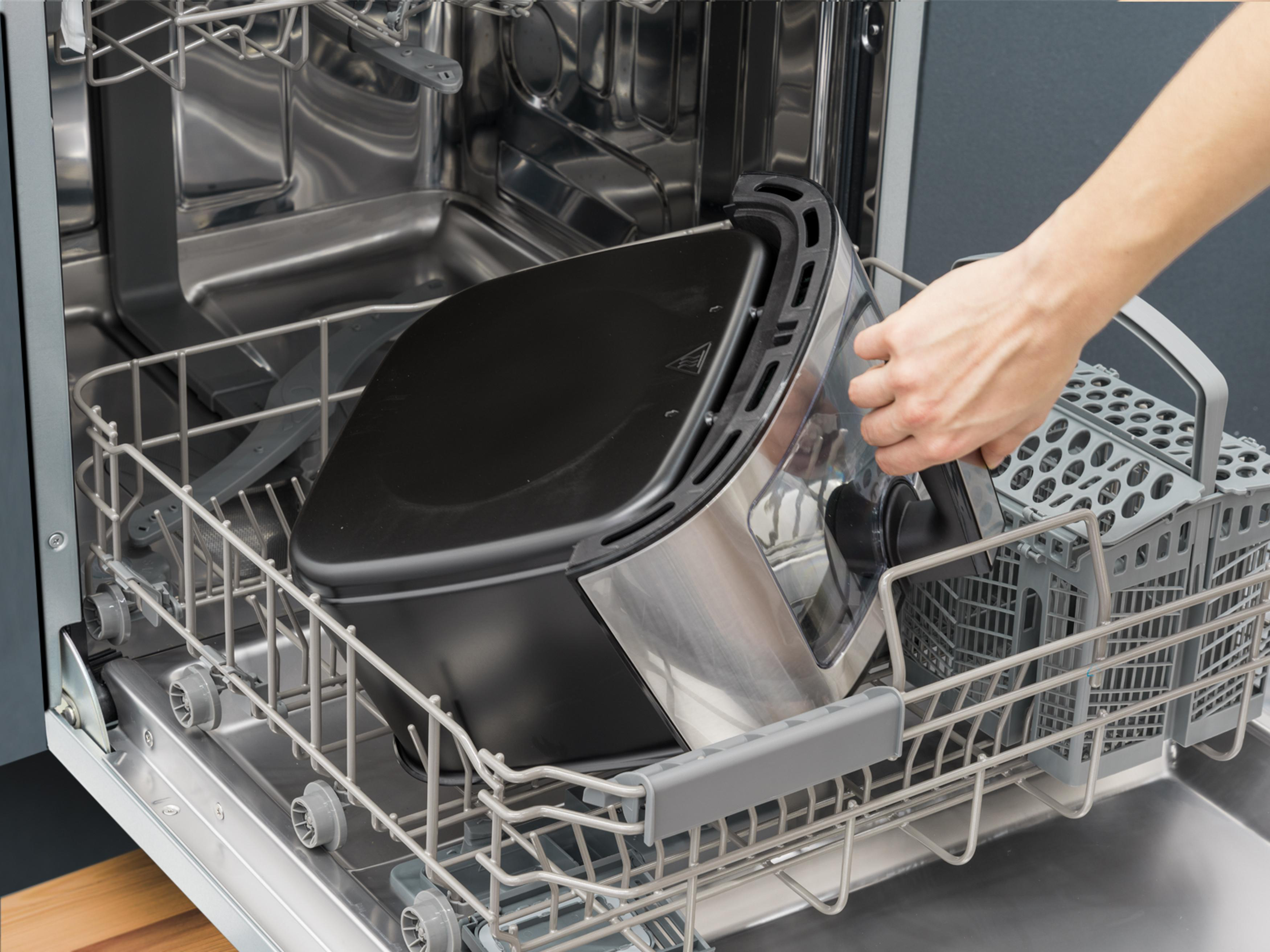 Ein Airfryer-Korb wird zum Reinigen in eine Spülmaschine gelegt.