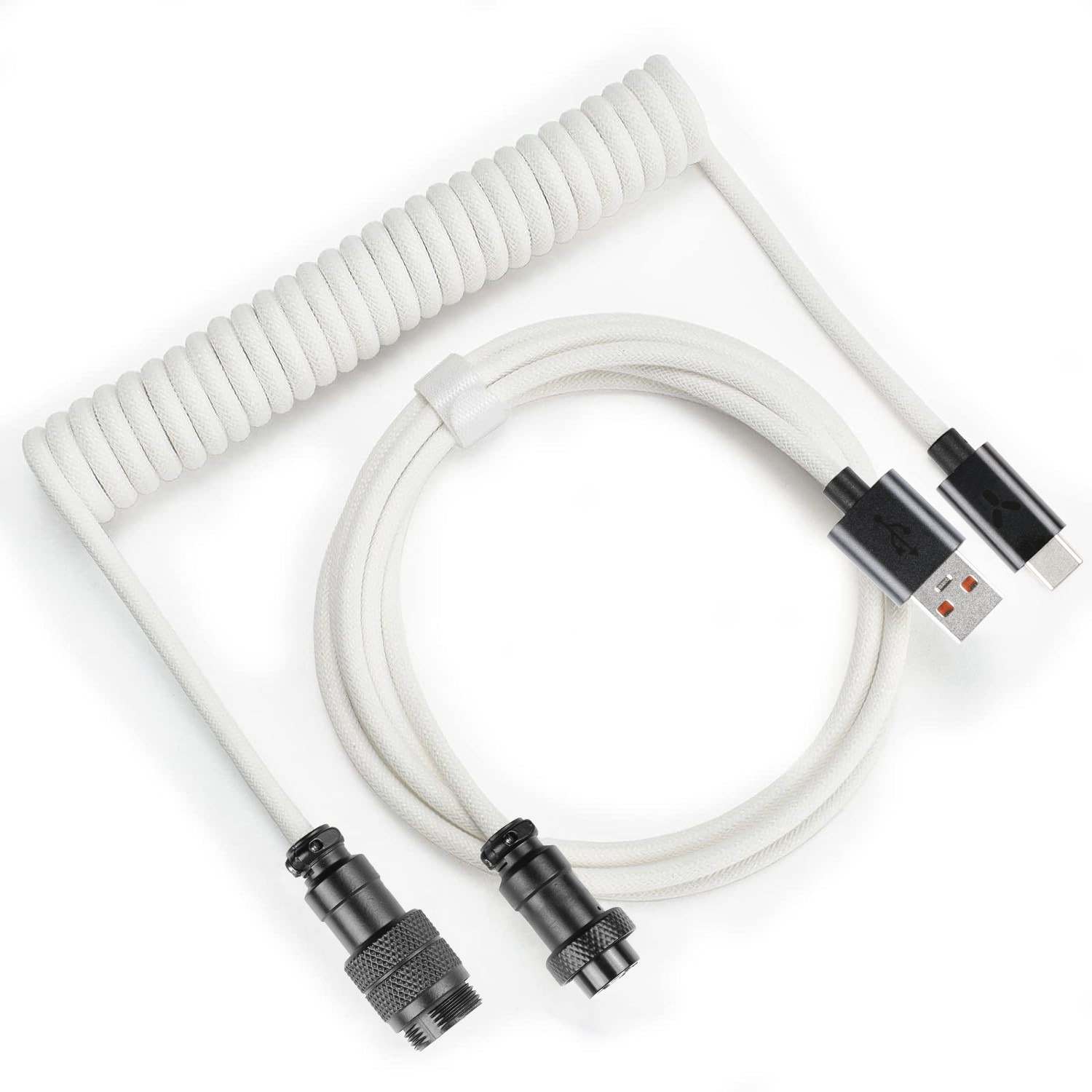 Fehér spirálkábel fekete csatlakozókkal és egy fekete USB csatlakozóval fehér háttéren.