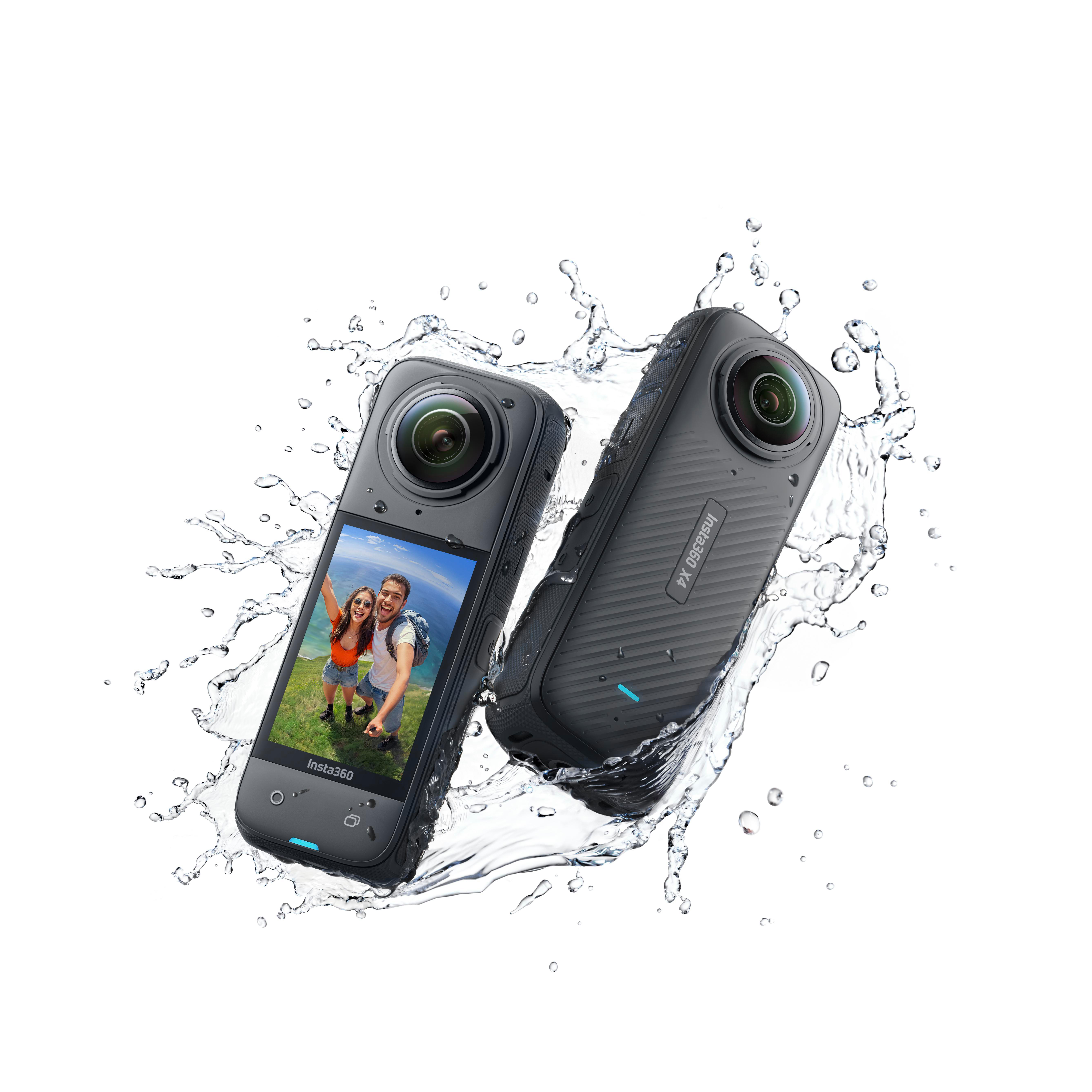 Zwei schwarze Insta360 X4 Kameras mit Wasserspritzern auf weißem Hintergrund.