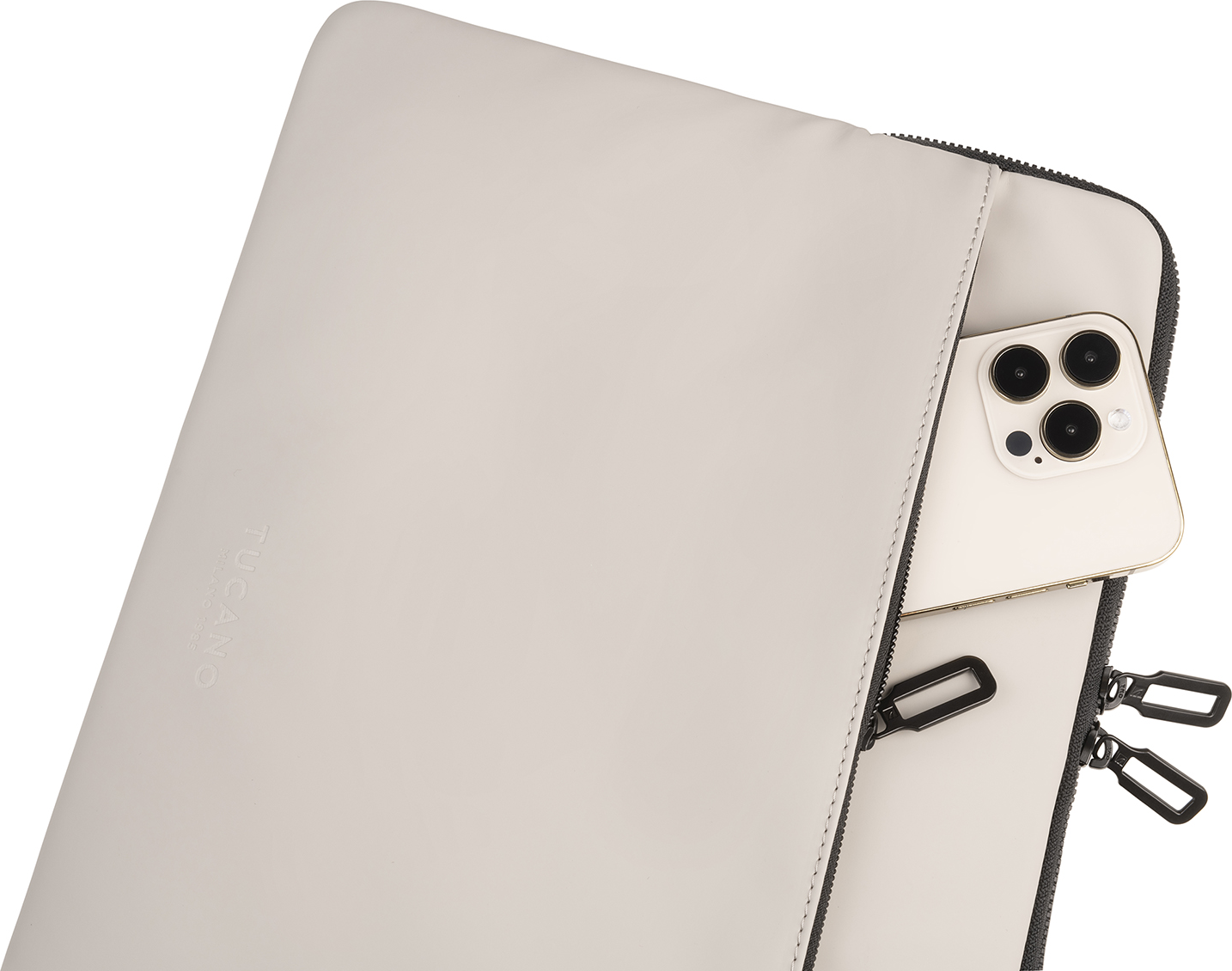 Una custodia per laptop grigio chiaro con un telefono in tasca. Il marchio TUCANO è visibile.