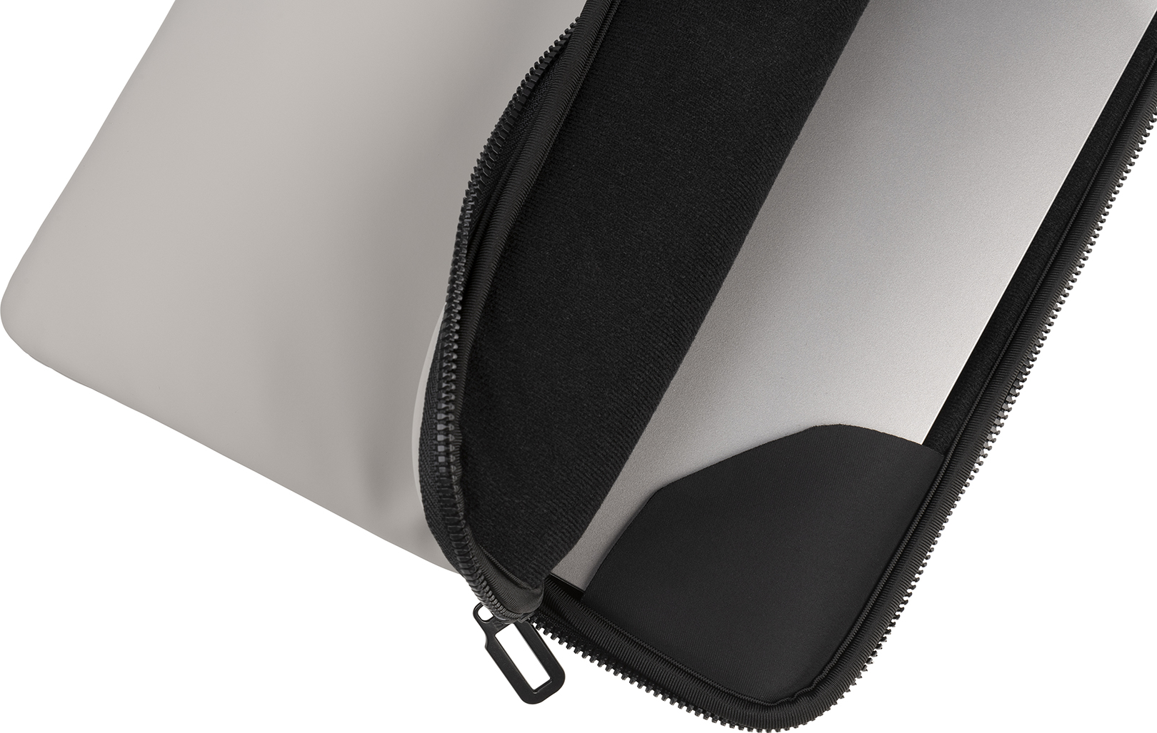 Una custodia per laptop con zip nero, parzialmente aperta, che mostra l'interno.