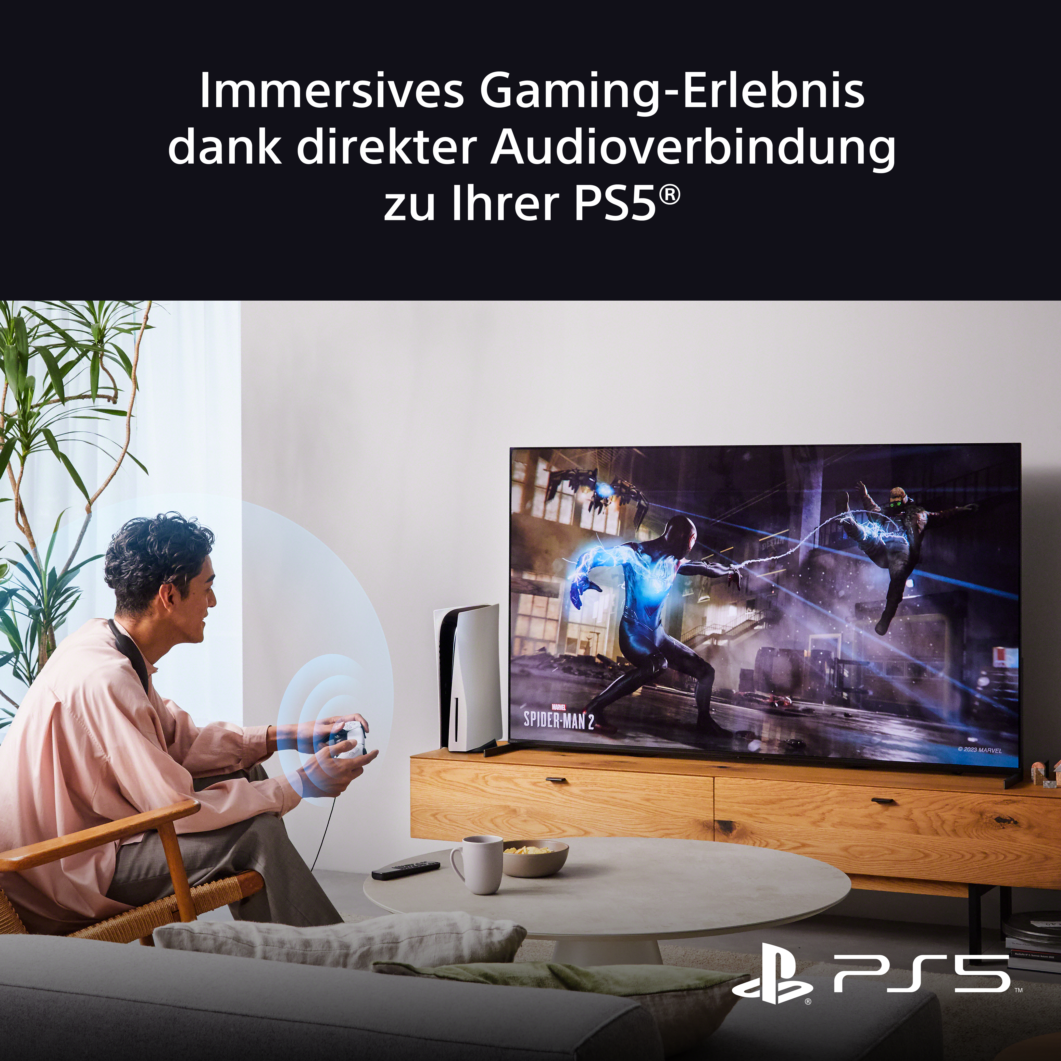 Ein Mann spielt ein Spiel auf einem Fernseher. Eine PS5-Konsole neben dem Fernseher.