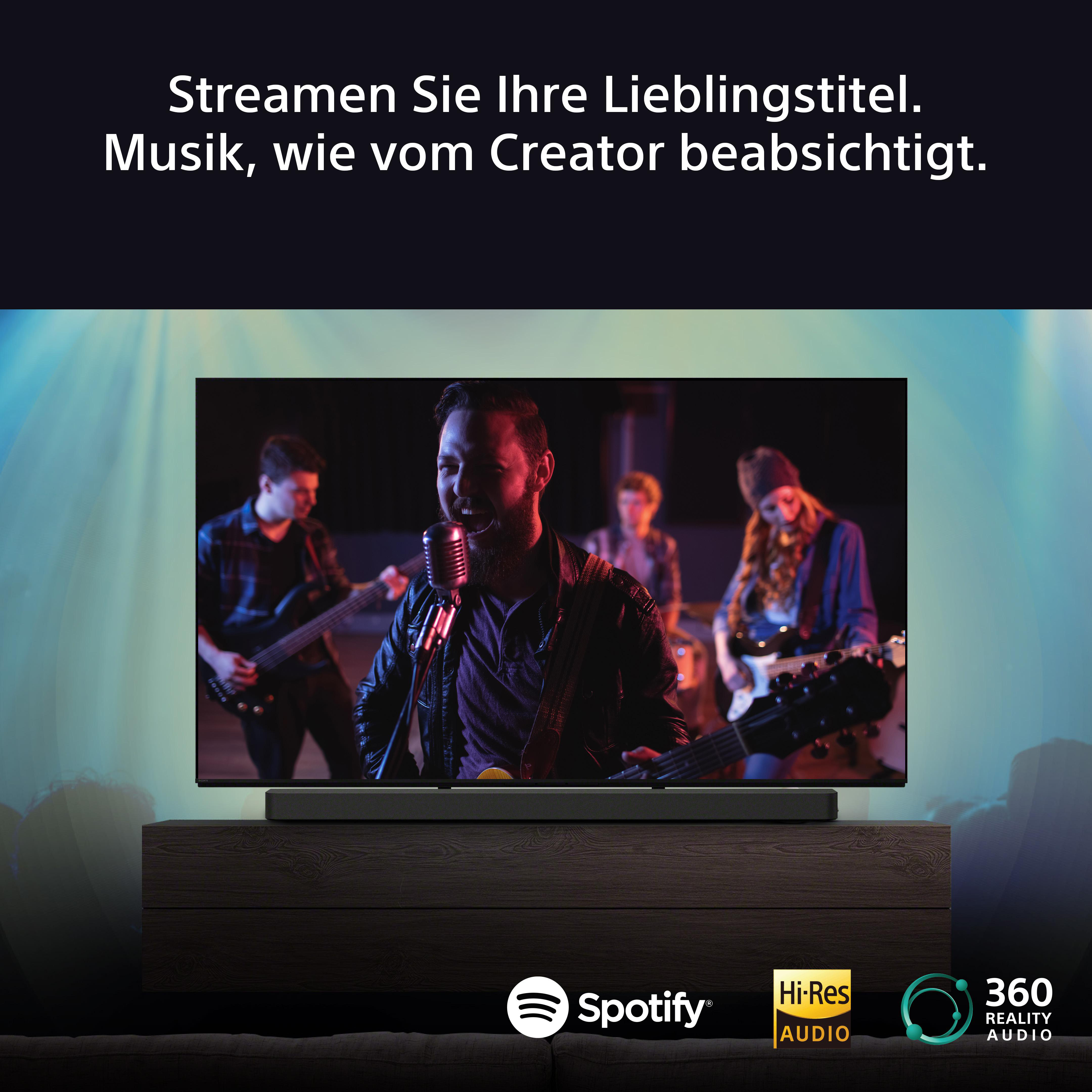Eine Szene mit einer Band, die auf einer Bühne spielt, mit großem Display und Audio.