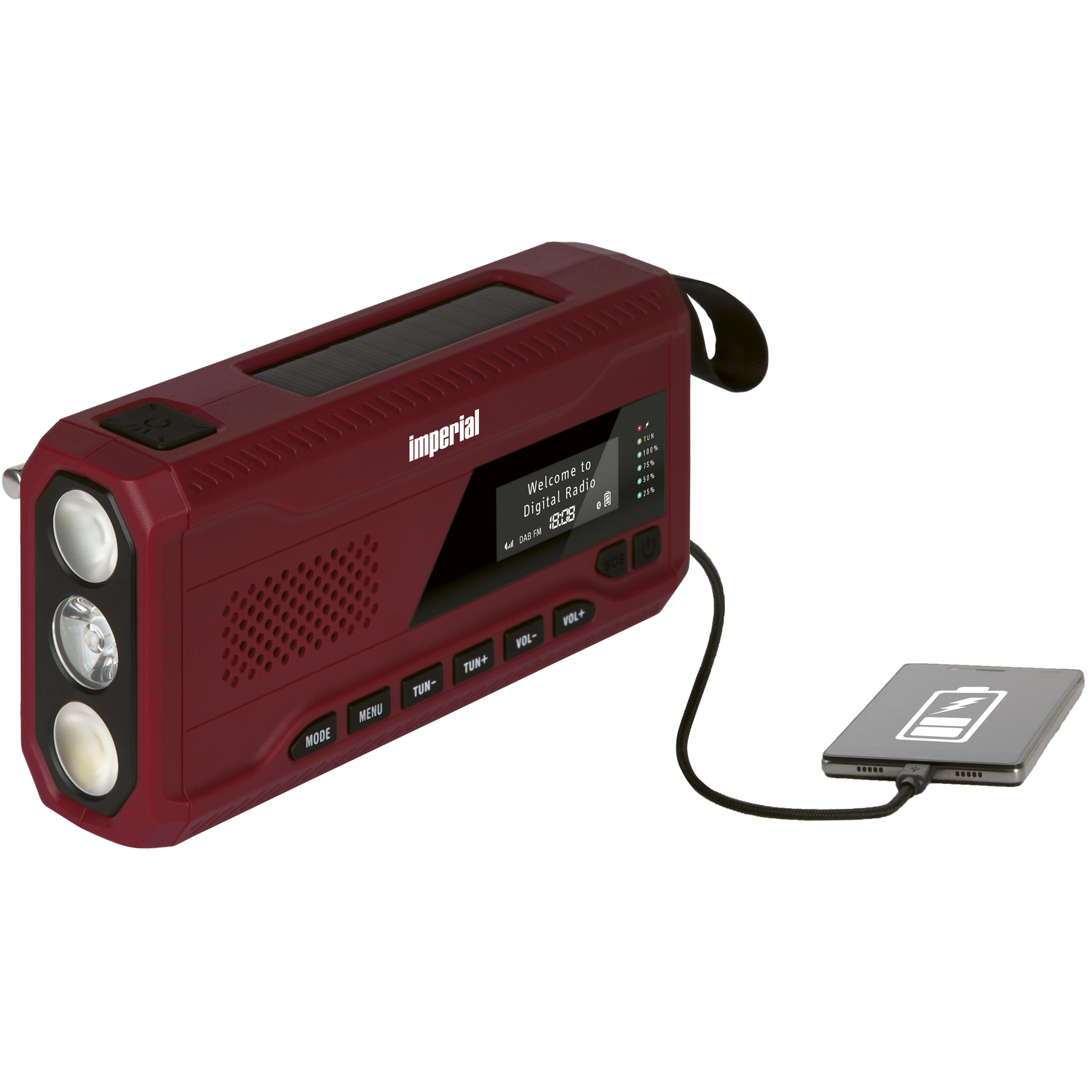 Rode en zwarte draagbare digitale radio met een zaklamp en een oplaadkabel aangesloten op een zwart apparaat.