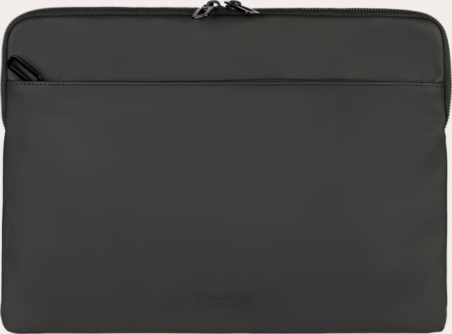 Custodia nera per laptop con cerniera e penna, su sfondo bianco.
