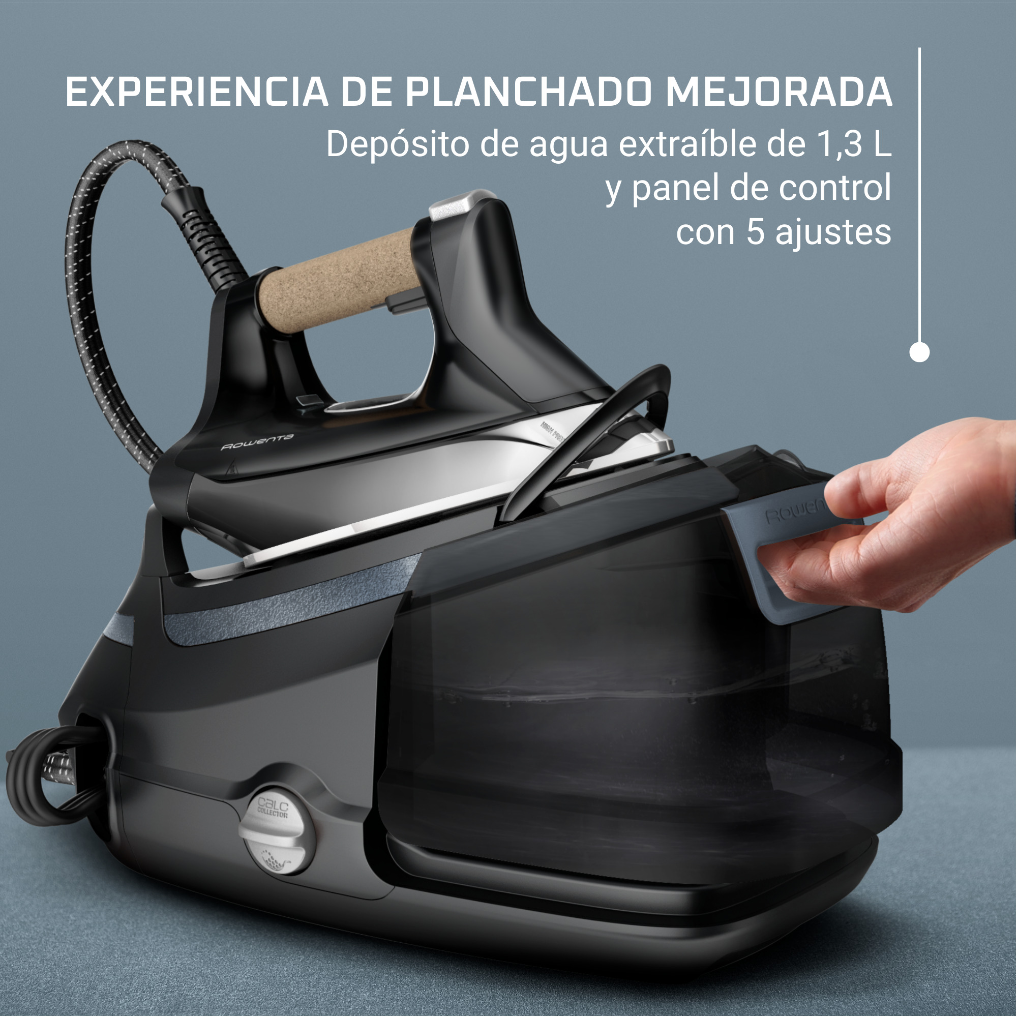 Plancha de vapor negra y gris con depósito de agua, mano tirando del depósito.