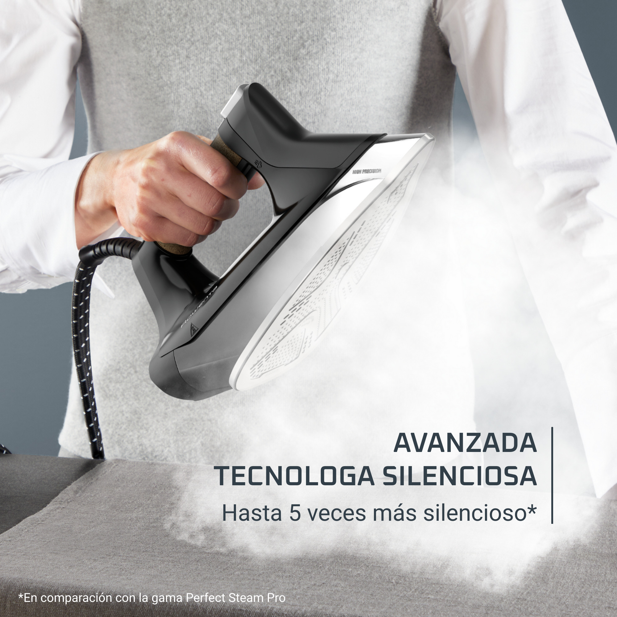 Una persona sostiene una plancha negra, sale vapor. Texto: Tecnología silenciosa avanzada.