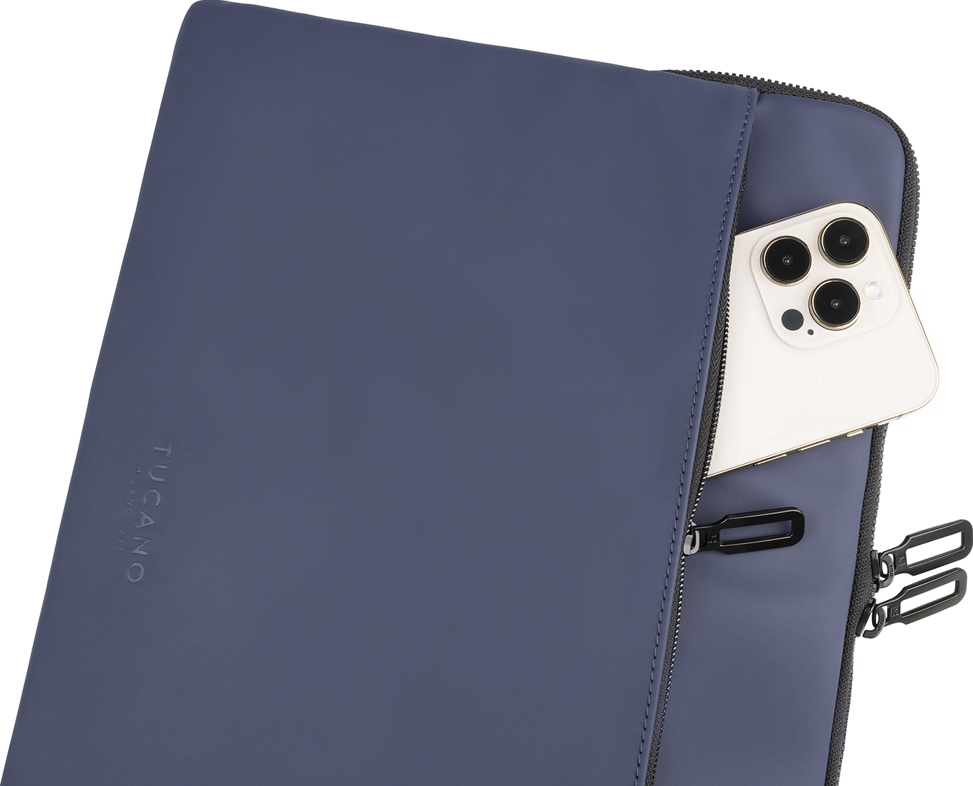 Una custodia blu per laptop con un telefono parzialmente all'interno.