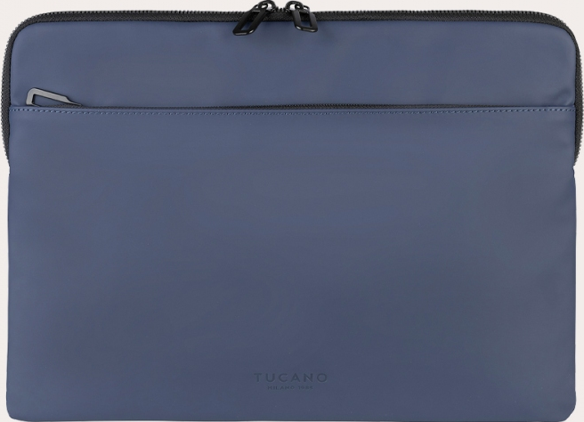 Una custodia blu per laptop con cerniera e una piccola tasca. Il marchio è stampato in basso.