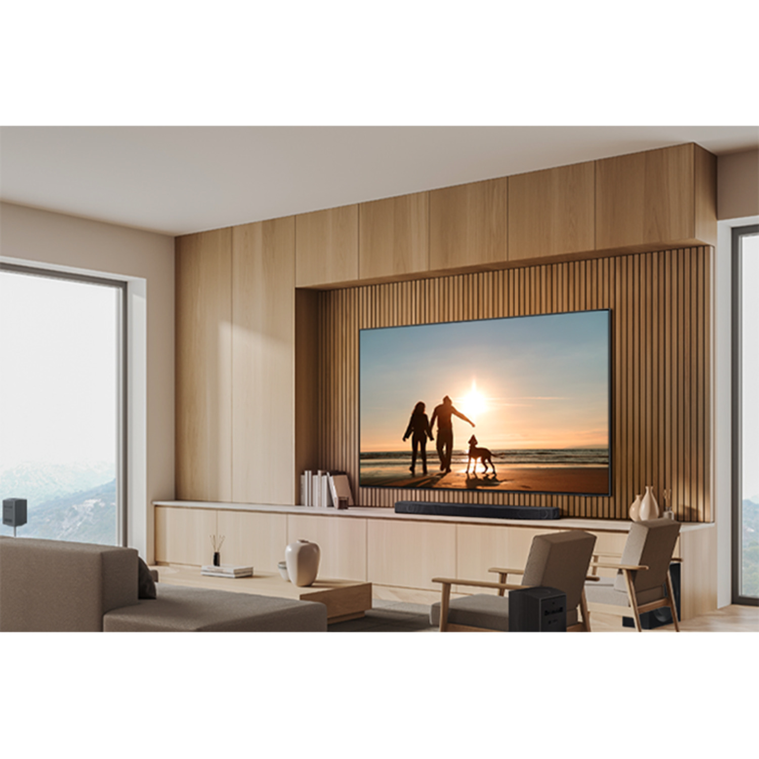 Moderne woonkamer met grote tv. Houten panelen en neutrale meubels.