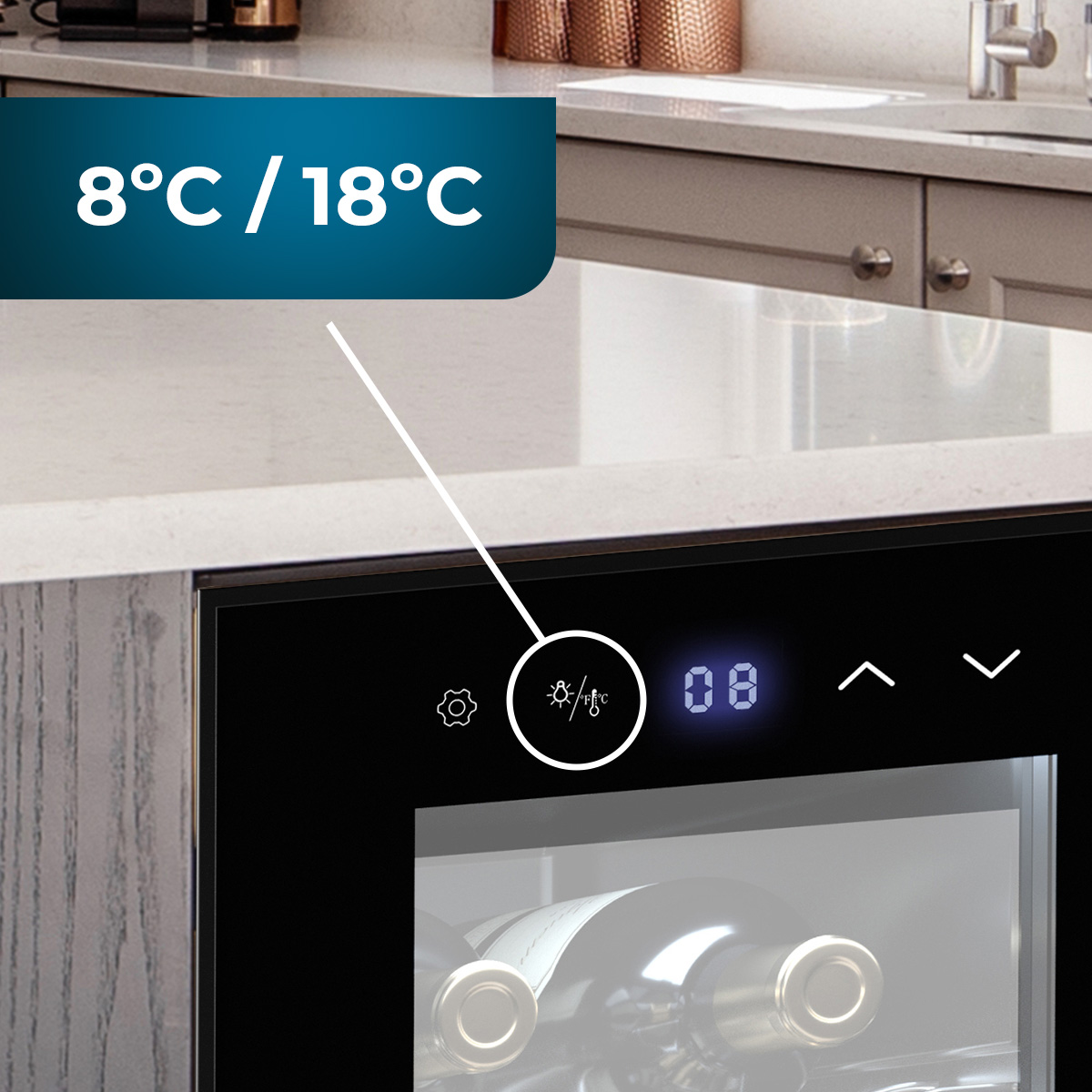 Primer plano de una nevera para vinos con pantalla digital que muestra 8°C/18°C, con encimera blanca.