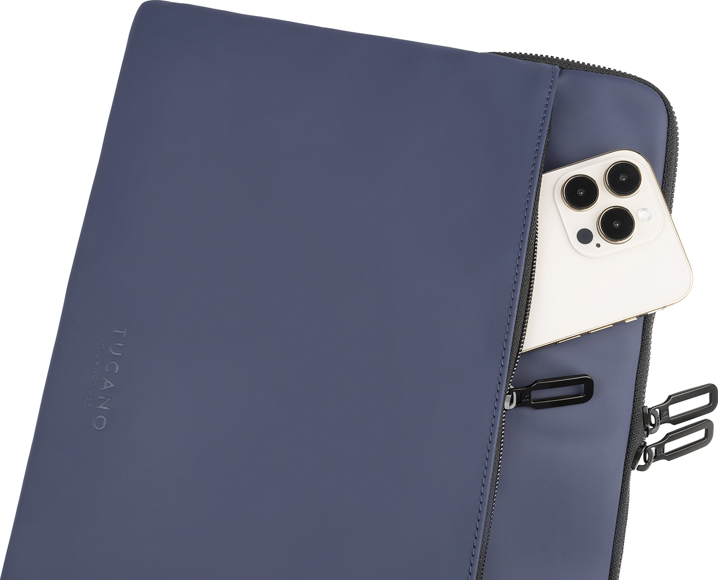 Custodia per laptop blu navy con telefono parzialmente all'interno. Cerniera nera. Etichetta TUCANO visibile.