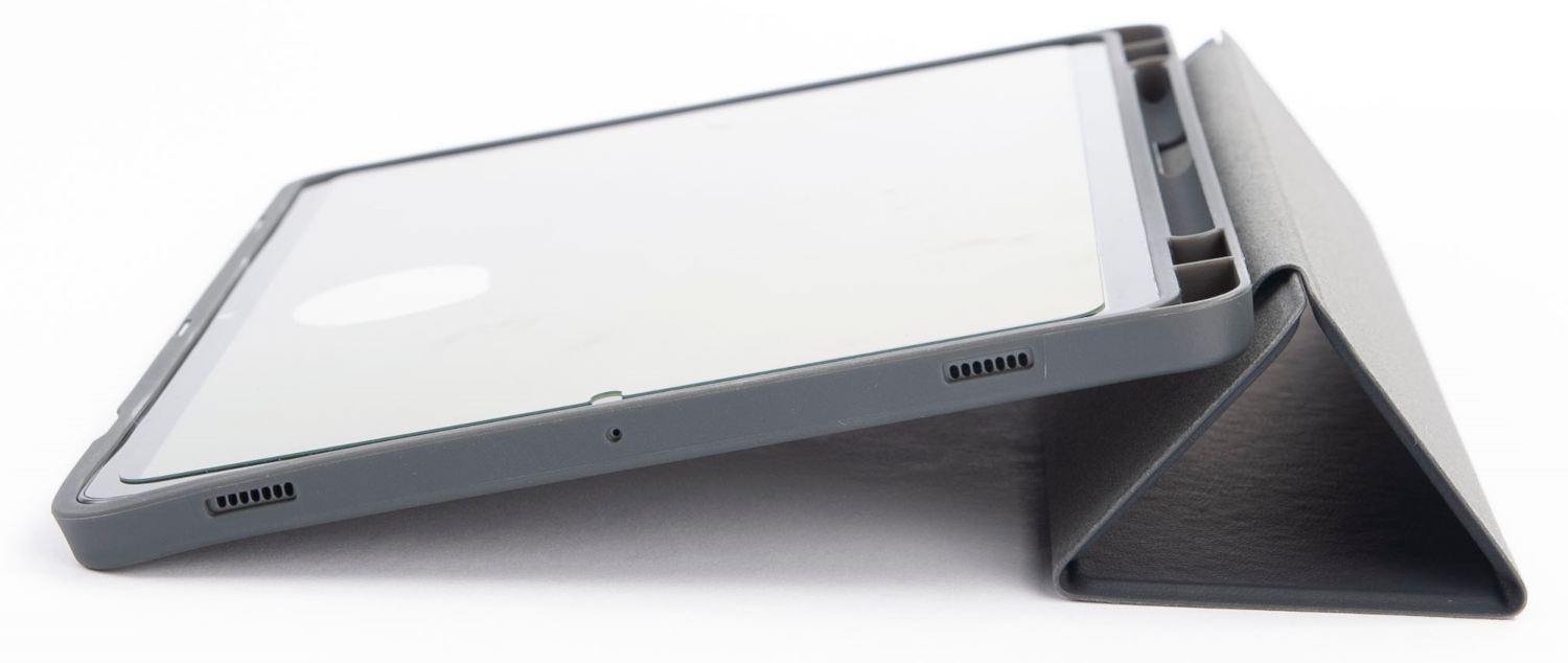 Szürke tablet képernyővédővel, szürke tokban, felállítva.