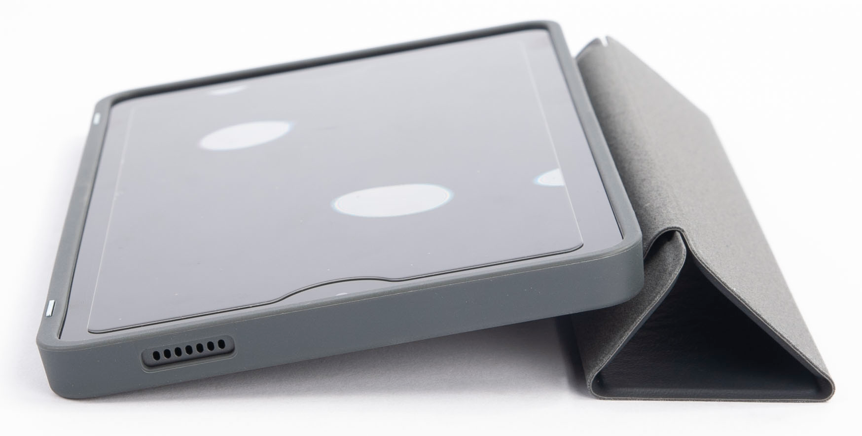 Tablet szürke tokban, szürke borítóval, összecsukva, hogy a tablet álljon.