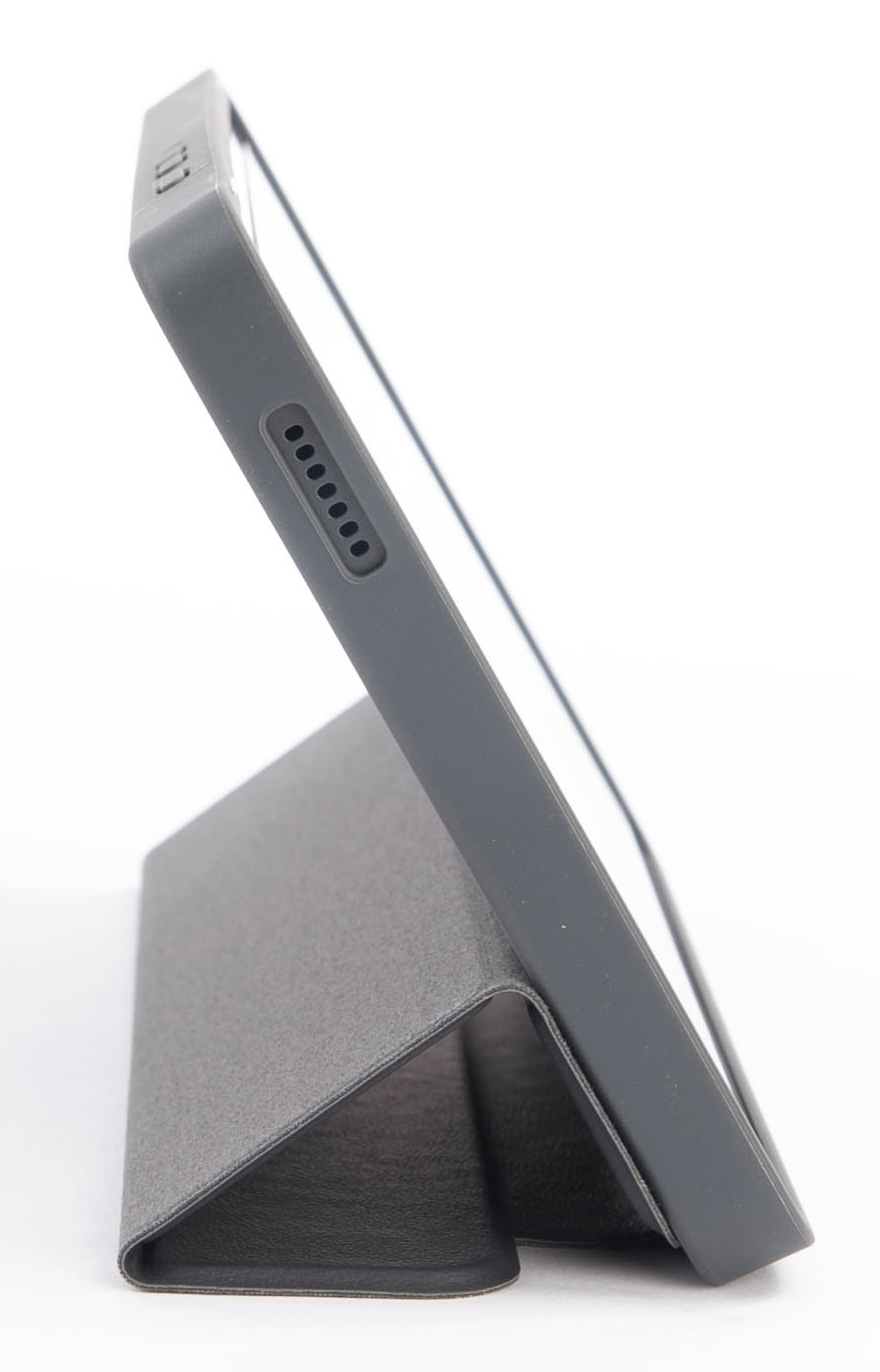 Tablet egy szürke tokban felállítva. Oldalnézet, látható képernyő, fehér háttér.
