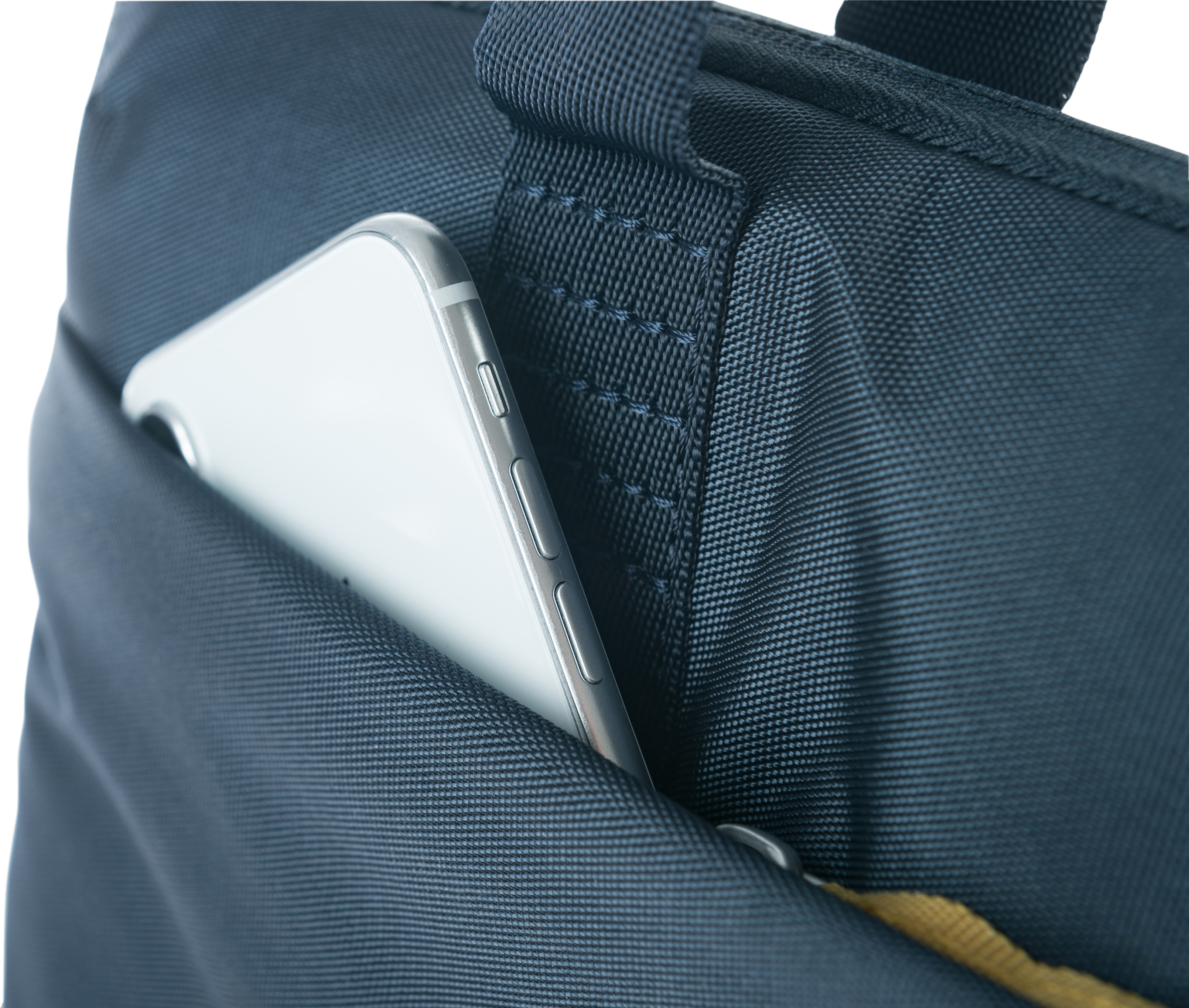 Nahaufnahme eines Telefons in der Tasche einer marineblauen Tasche, die Seite des Telefons zeigend.