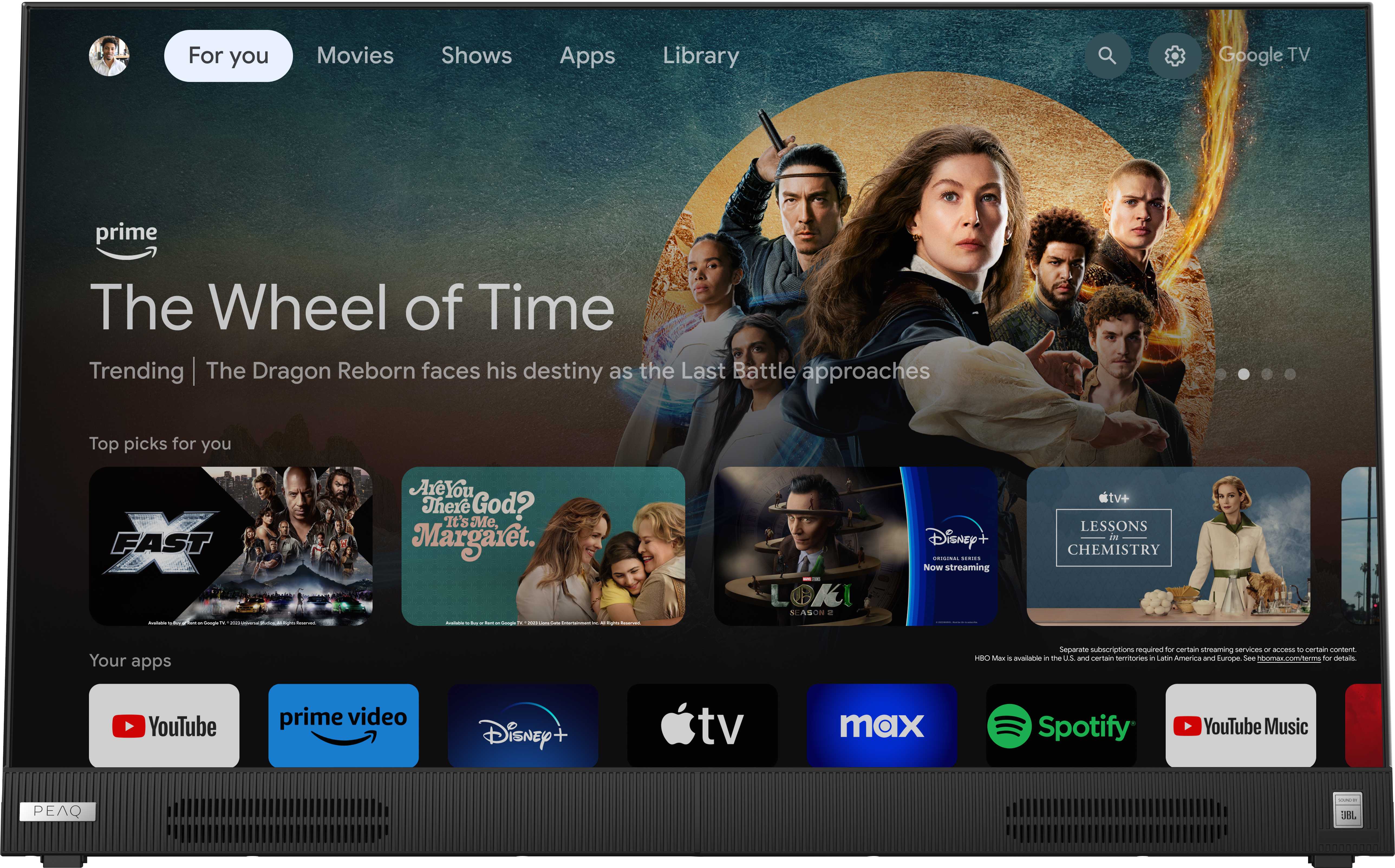 Ein großer Fernsehbildschirm, der eine Streaming-Dienst-Oberfläche mit verschiedenen Film- und Serienoptionen anzeigt.