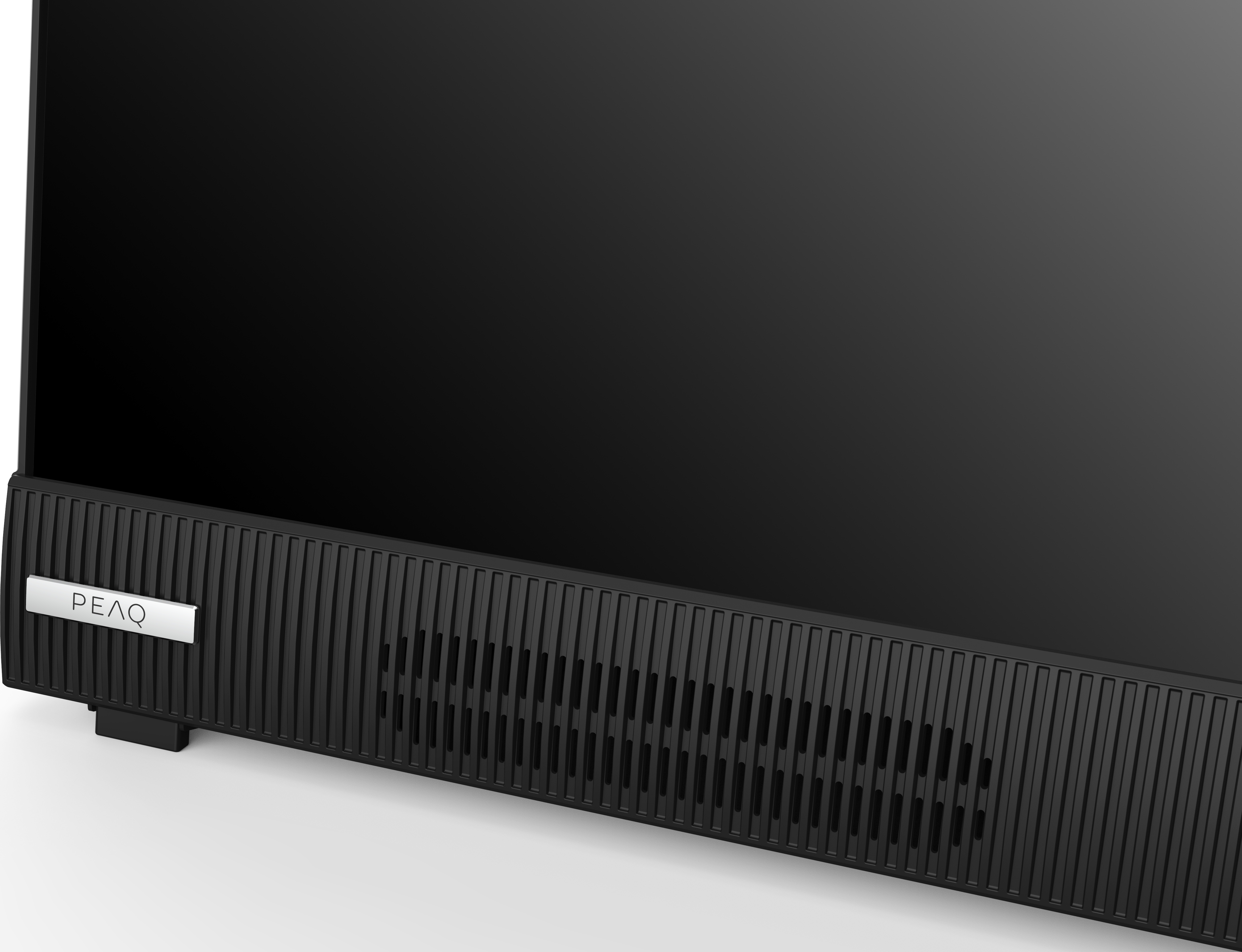 Eine schwarze Soundbar mit dem Wort 'PEAQ' auf der Vorderseite und einem perforierten Lautsprecherbereich.