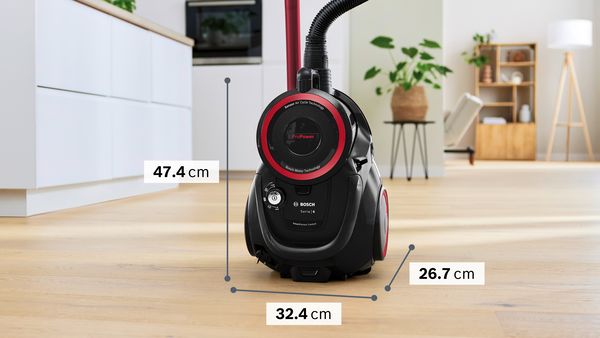 Ahşap zeminde ölçülerle siyah elektrikli süpürge.