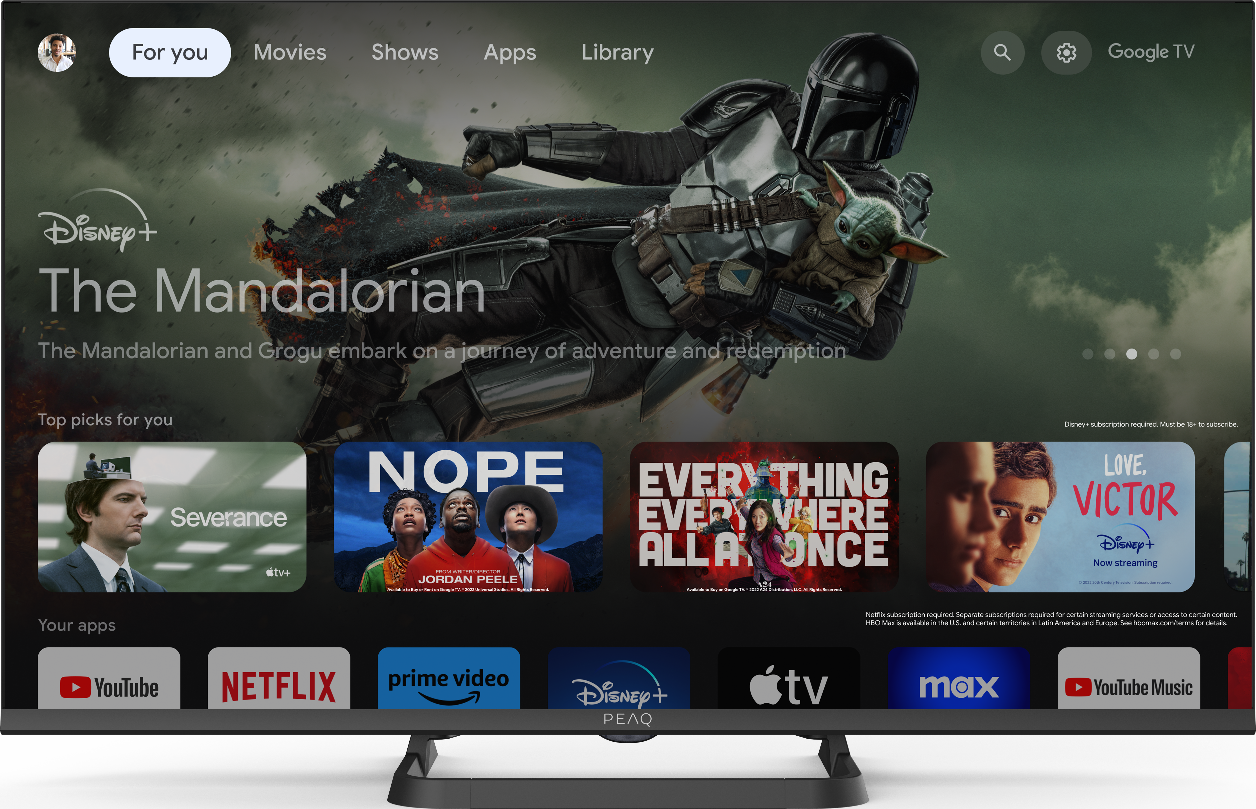 Una TV a schermo piatto che mostra lo show Mandalorian. Lo schermo mostra un'interfaccia Google TV.
