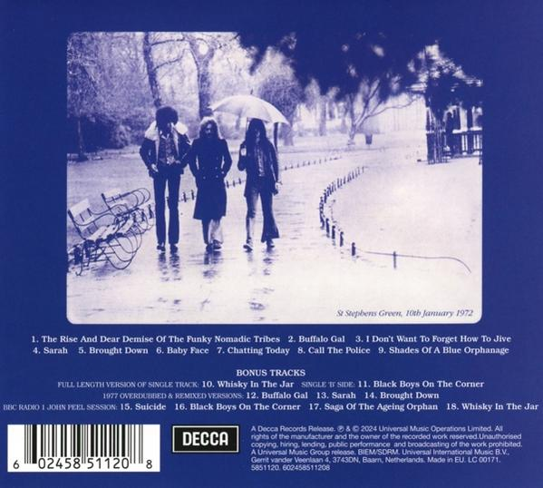 CD-Cover: Drei Personen gehen an einem Regentag in einem Park spazieren. Links ist eine Titelliste.