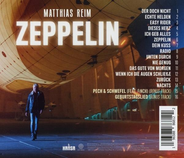 CD-Cover für Matthias Reims Zeppelin-Album. Das Bild zeigt einen Mann, der auf einen Zeppelin zugeht.
