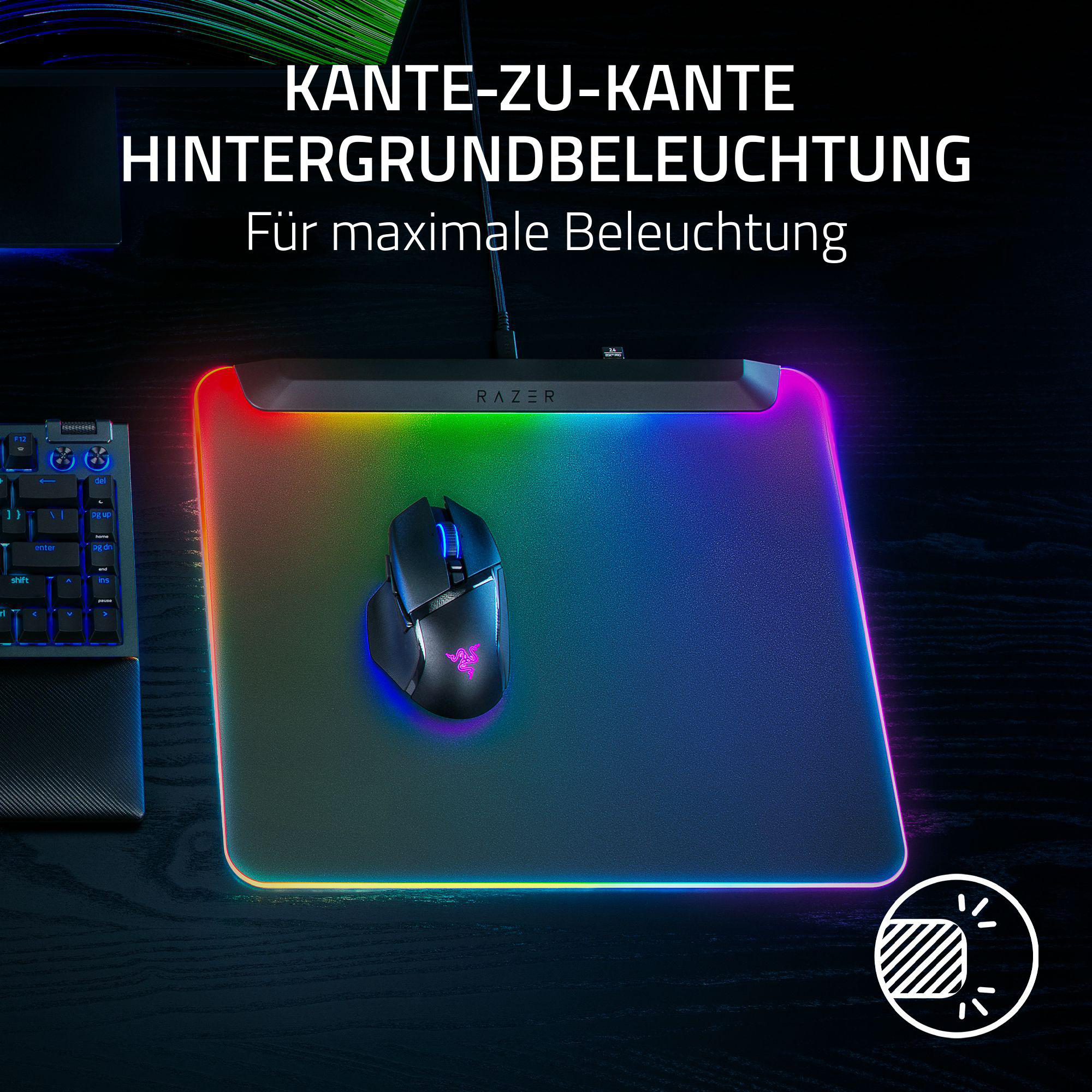 Eine Razer-Maus und ein Pad mit farbiger Kantenbeleuchtung. Eine Tastatur ist teilweise sichtbar. Der Hintergrund ist dunkles Holz.