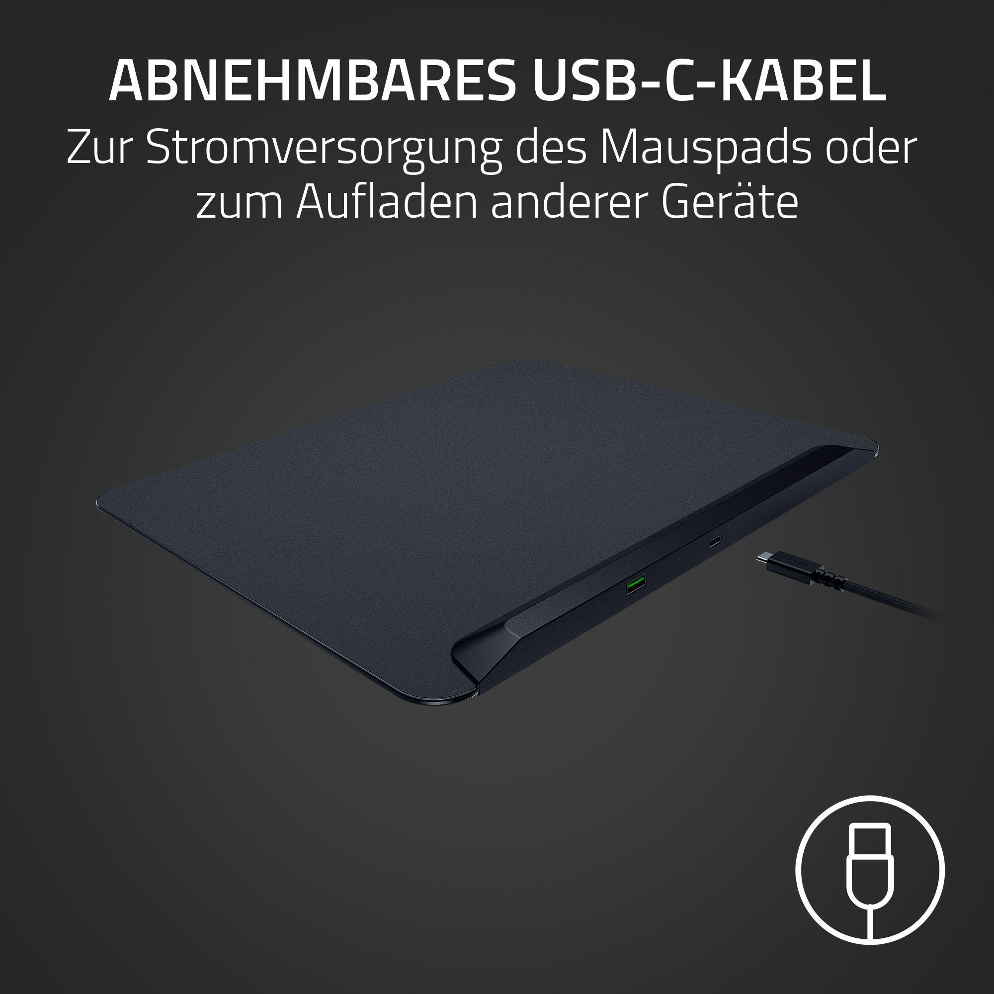 Schwarzes Mauspad mit USB-C-Kabel. Der Text oben besagt, dass es zum Aufladen verwendet werden kann.